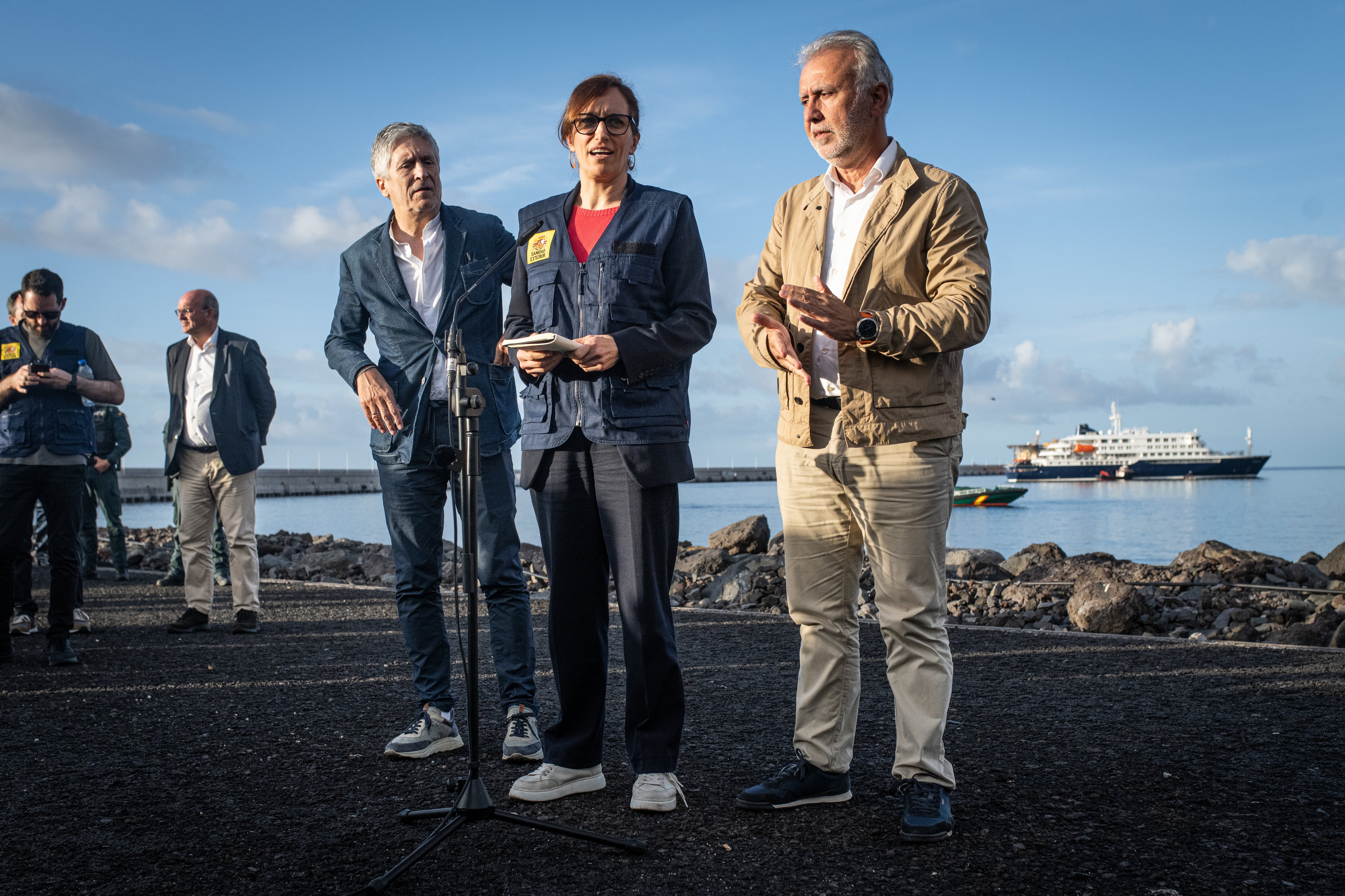 Health Minister Mónica García, Interior Minister Fernando Grande-Marlaska, and Minister of Territorial Policy Ángel Víctor Torres, on Sunday in Granadilla with the 'MV Hondius' in the background.