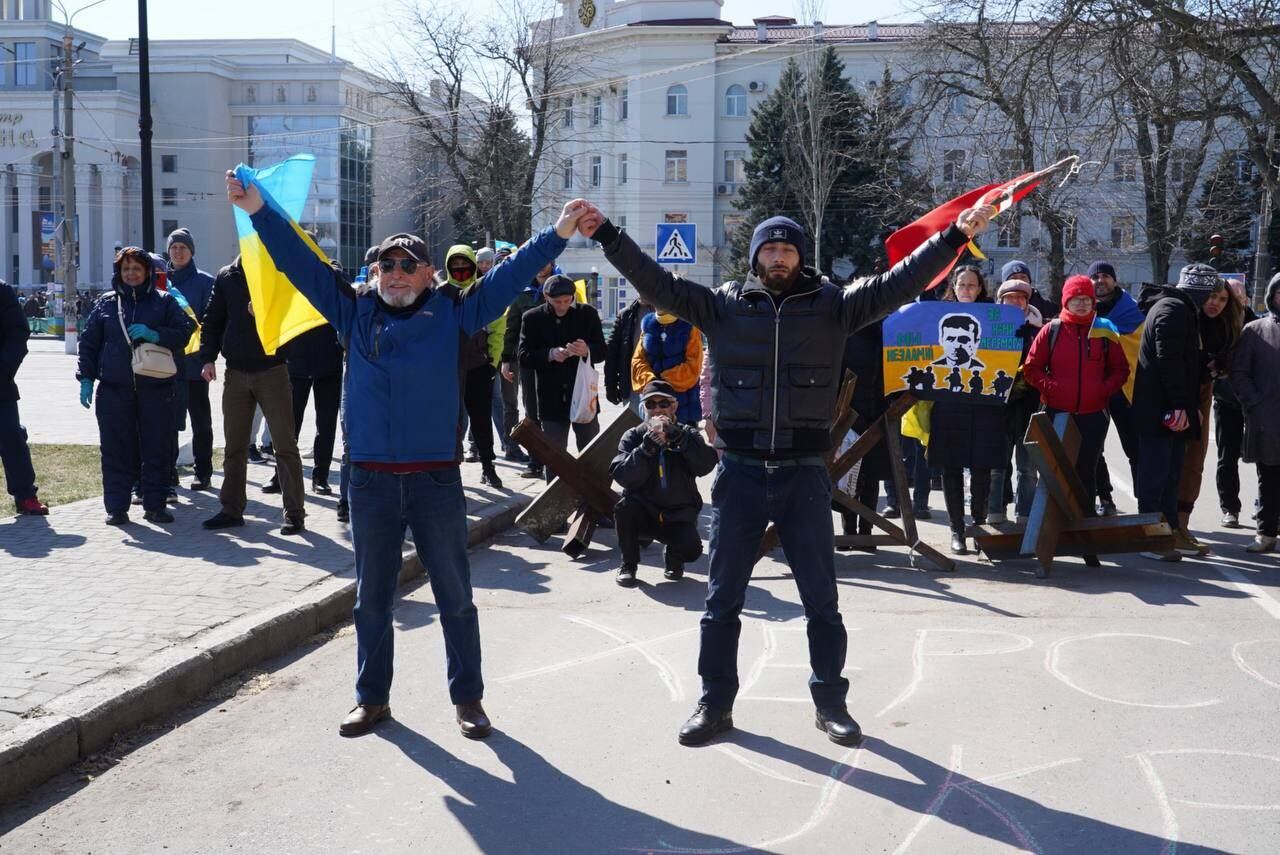 García Calatayud (left) during a protest against the Russian occupiers in Kherson in 2022.
