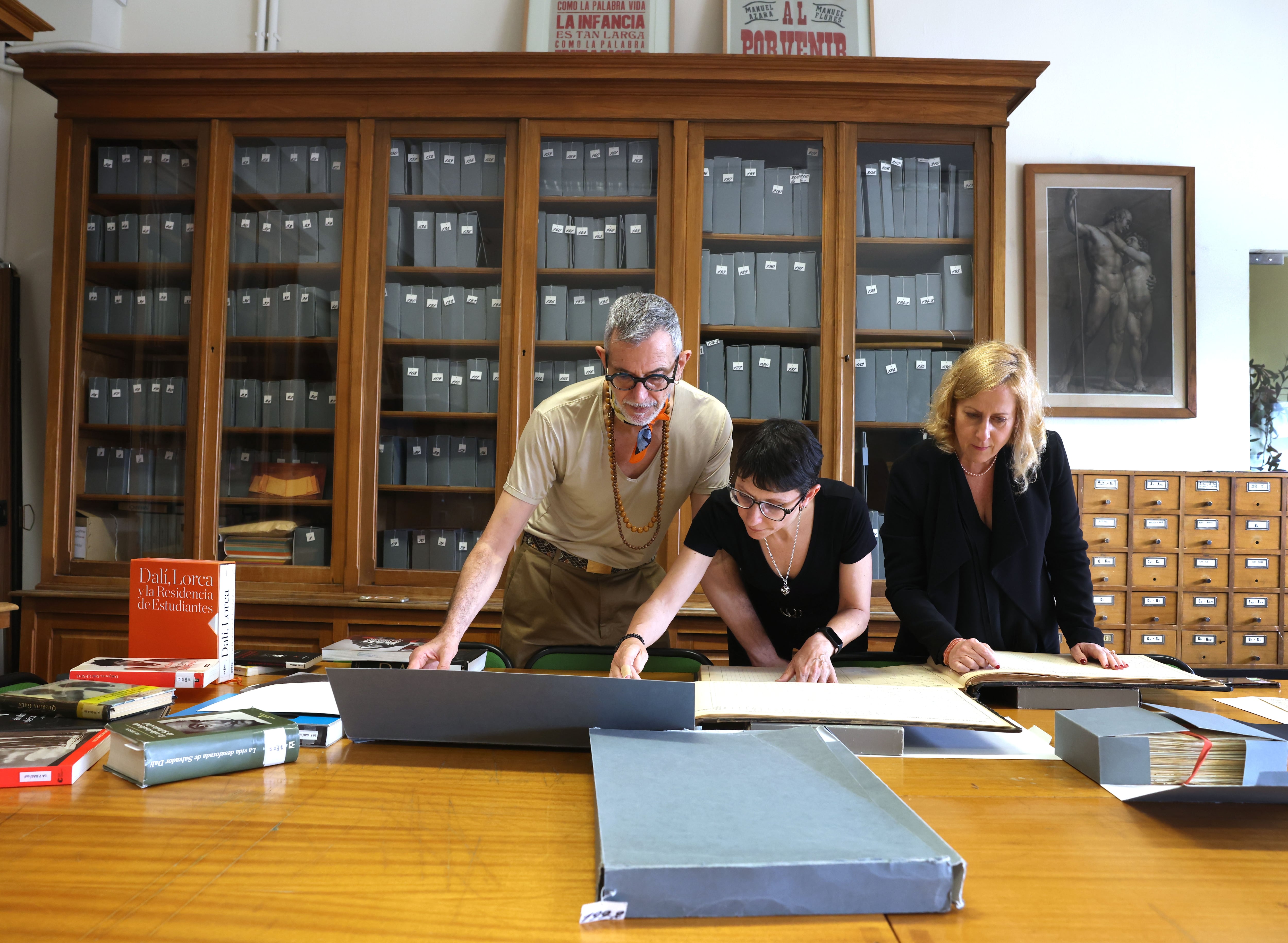 From left, the UCM fine arts librarians Javier Pérez Iglesias and Laura Bomati and Dean Raquel Monje.