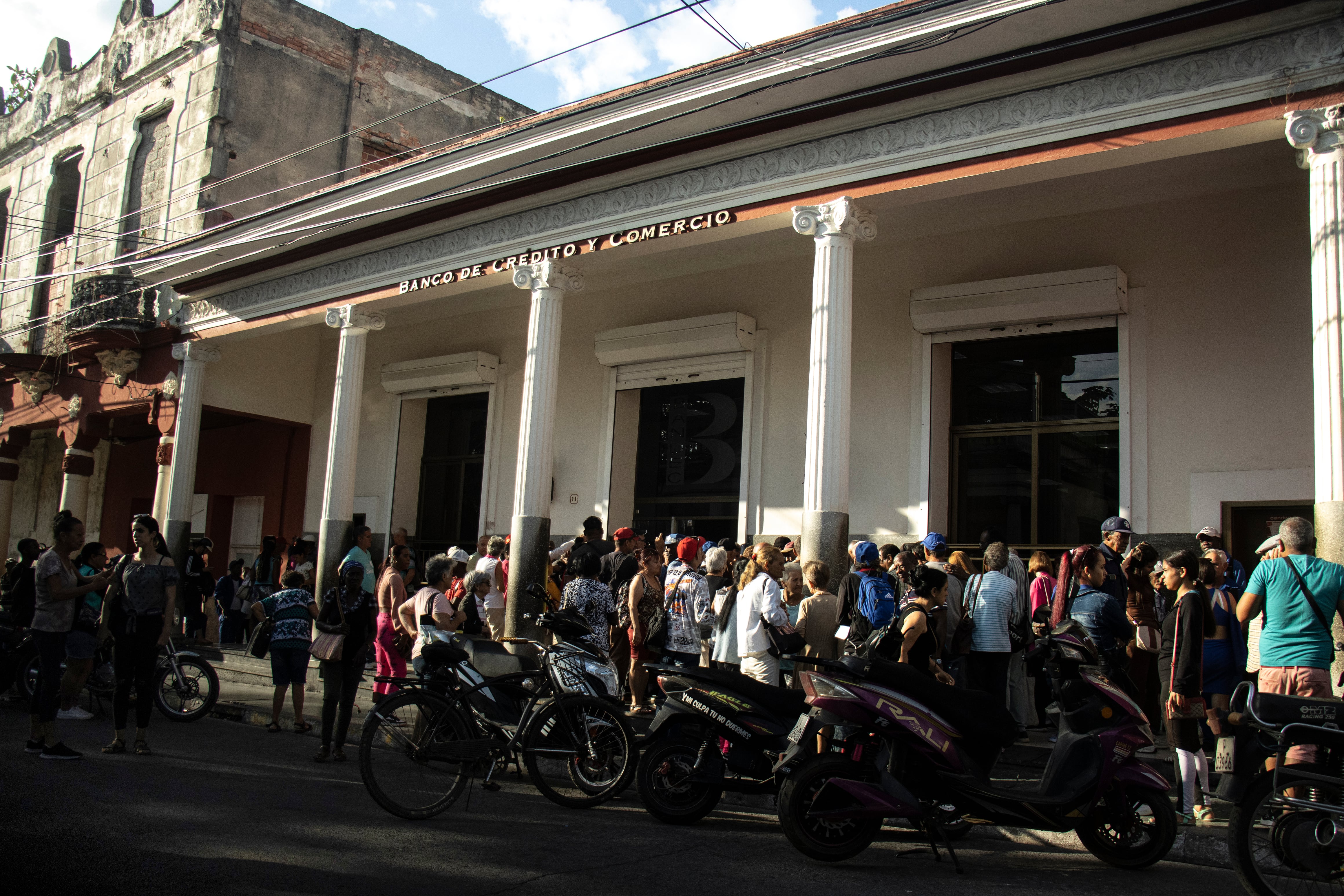 A line outside a bank in Pinar del Río, 2026.