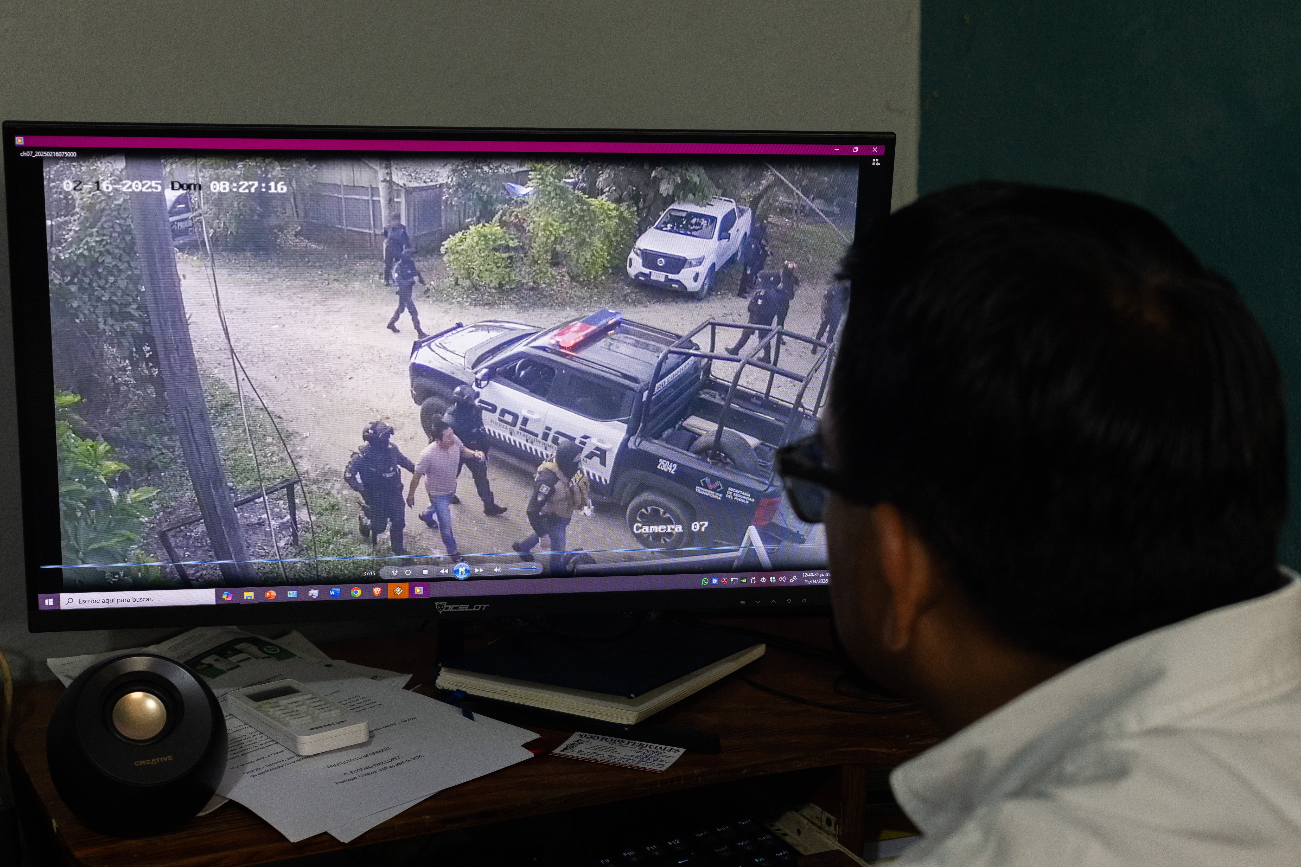 Lawyer Rufino Gómez shows a video in which Chiapas police carry out the operation in Lacanjá to arrest 20 alleged collaborators of El Cabra, not on the road as the local prosecutor claimed.