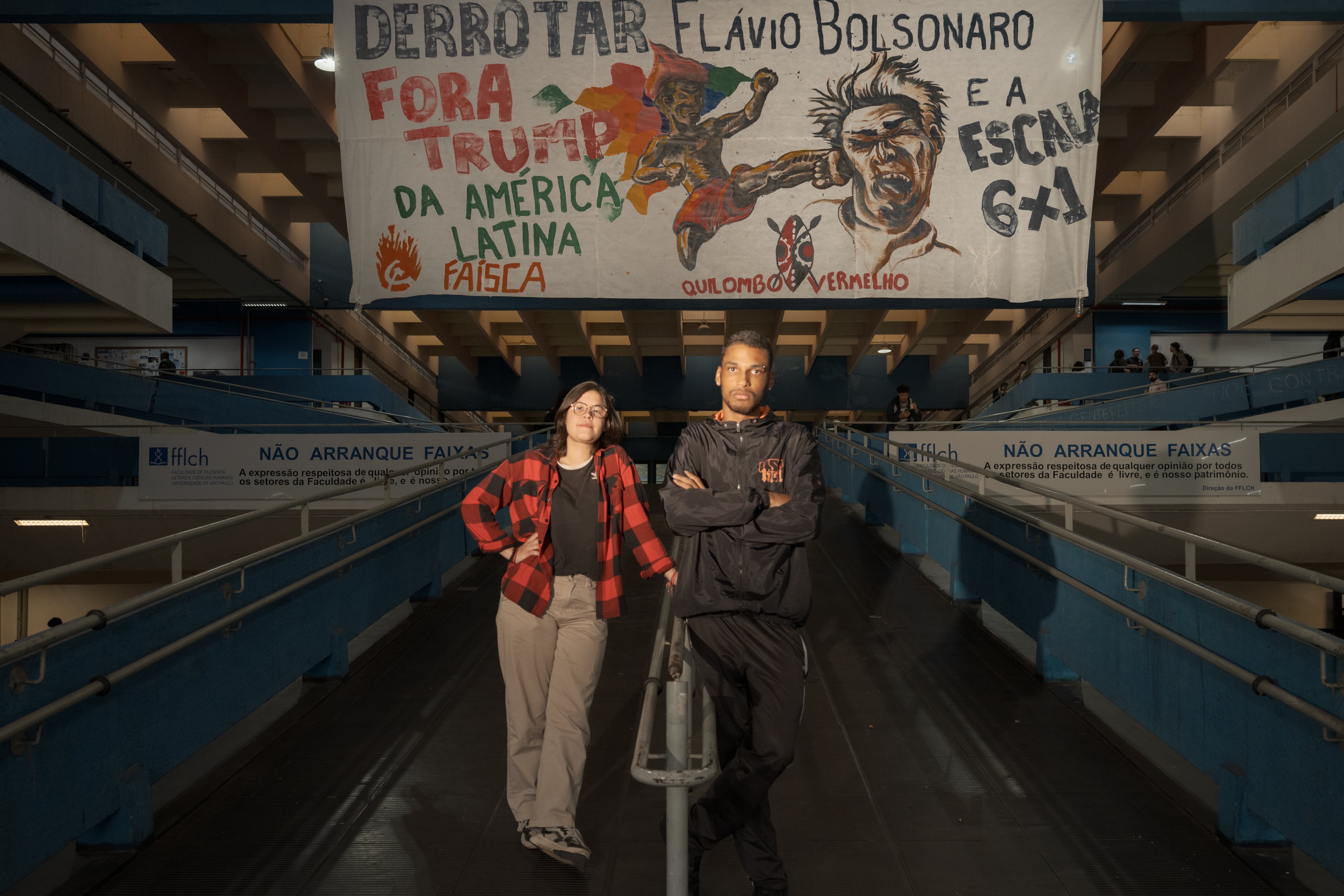 Julia de Oliveira Szöke and Rhian Silva, history students at the University of São Paulo (USP), campaigning for Lula to win, this Wednesday at the faculty.