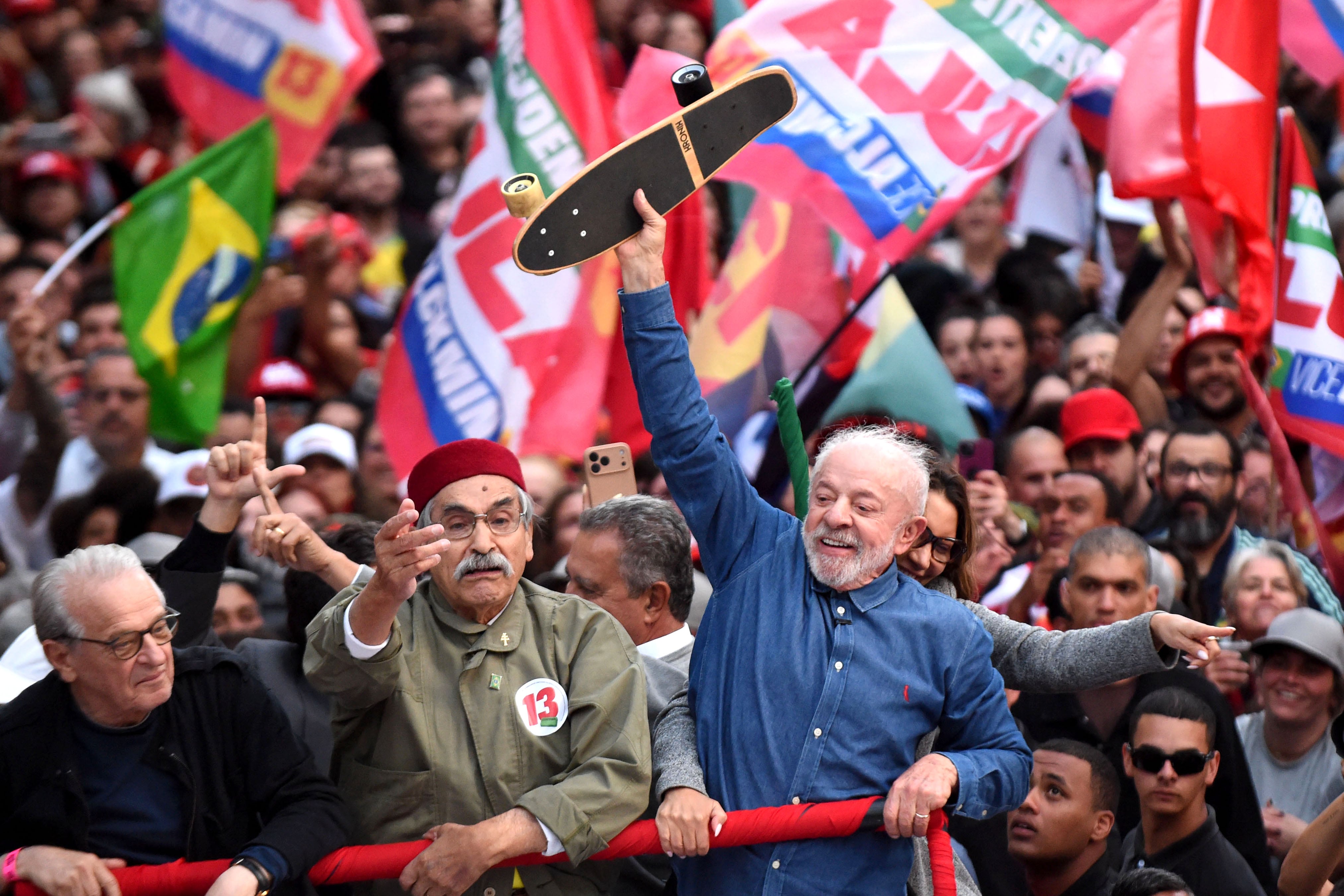 Lula da Silva loosens the purse strings at the end of the campaign for Brazil’s tight election