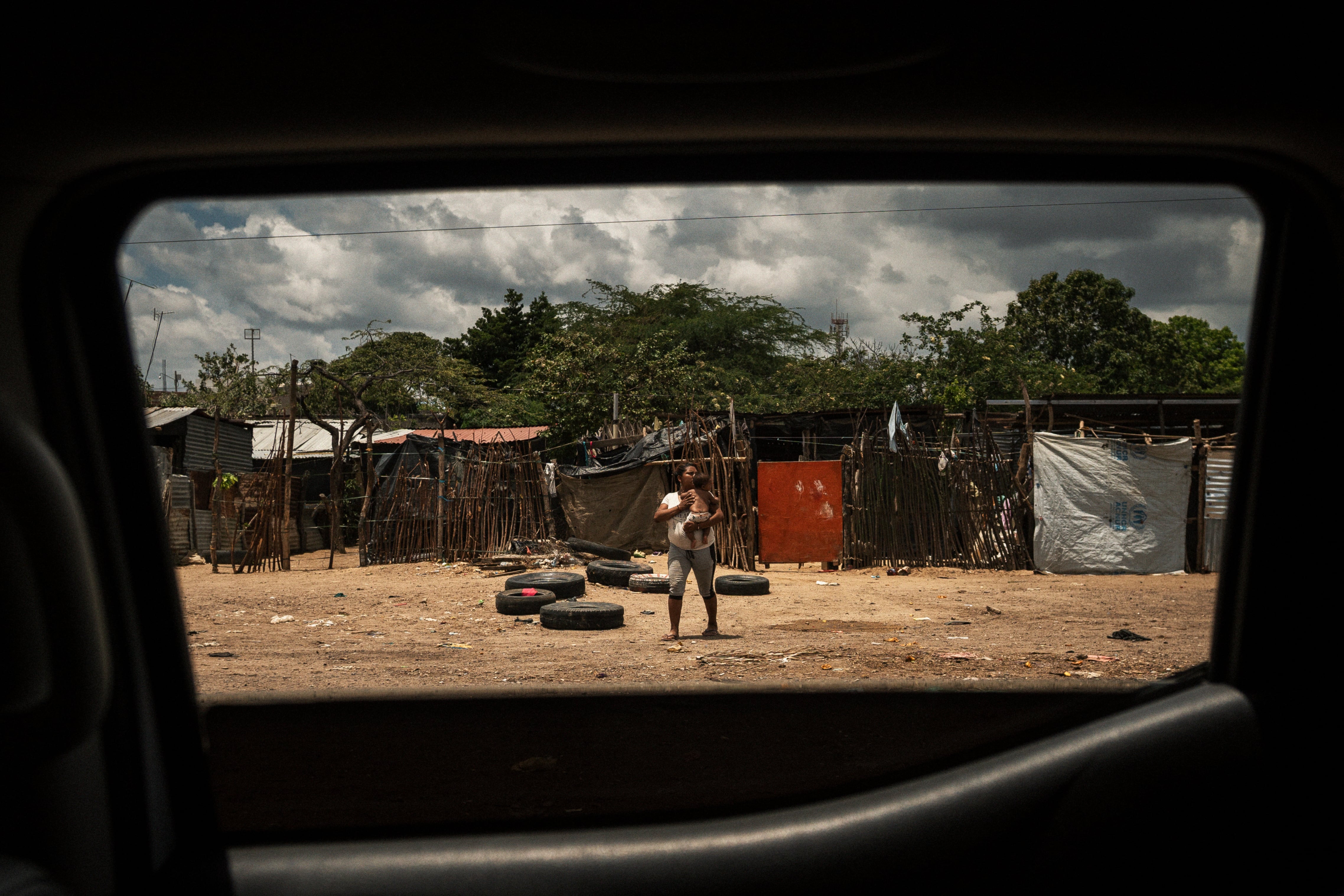 A mother with her son on the streets of La Guajira.