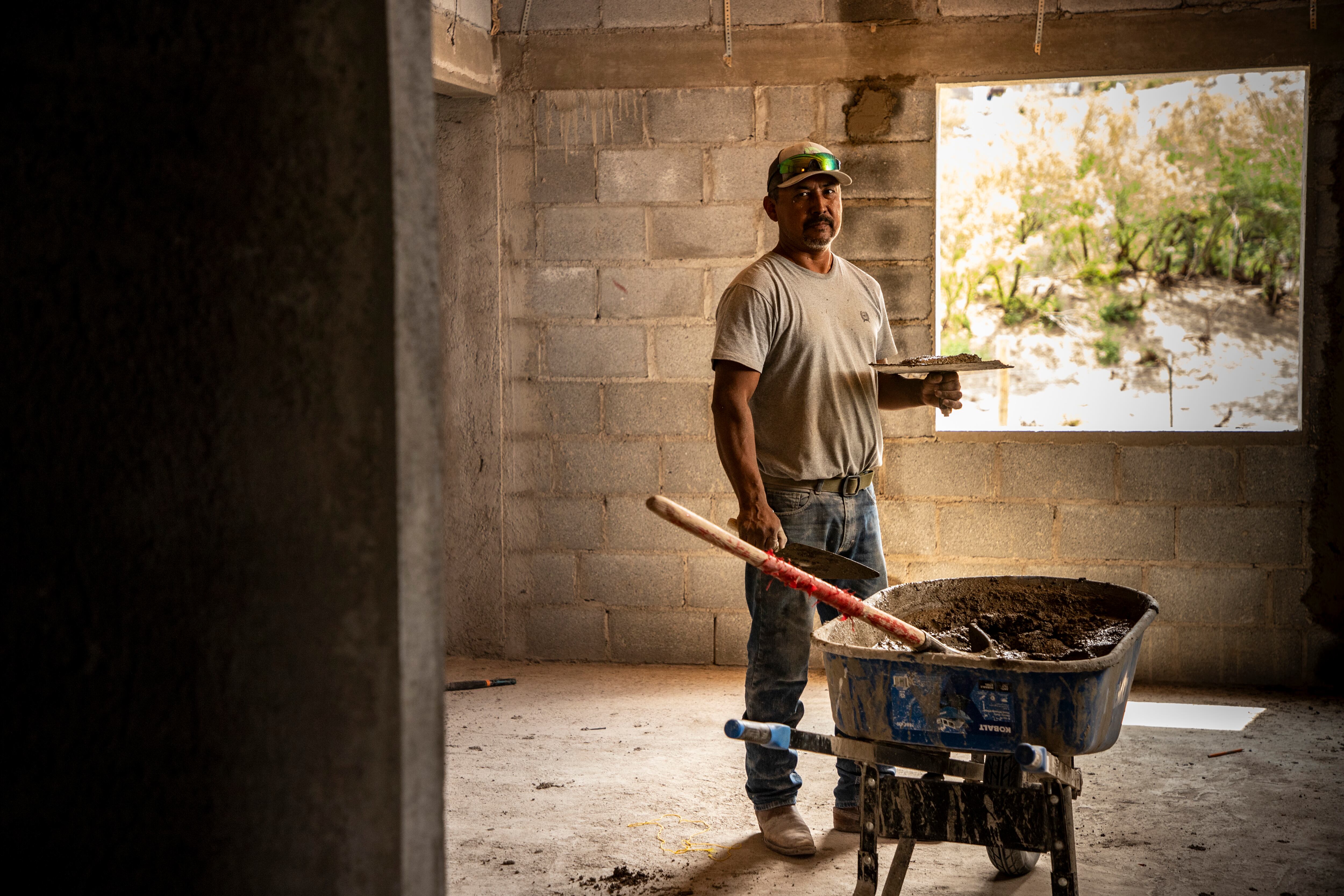 Eleasar Martínez Ureste during his workday at the construction site in Boquillas del Carmen.