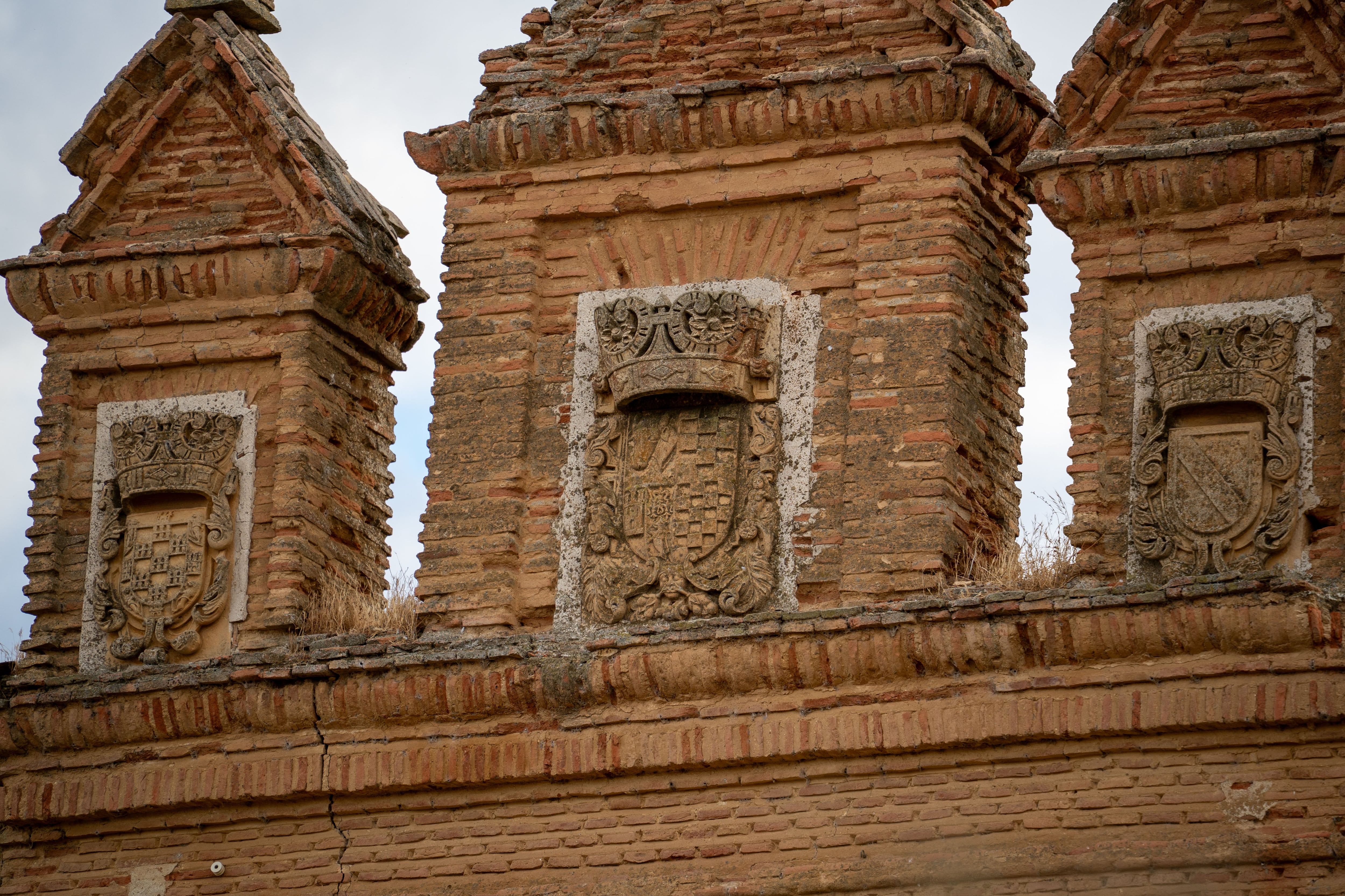 The Villagómez coat of arms, one of the last elements that have been preserved in Villagómez la Nueva in Valladolid.