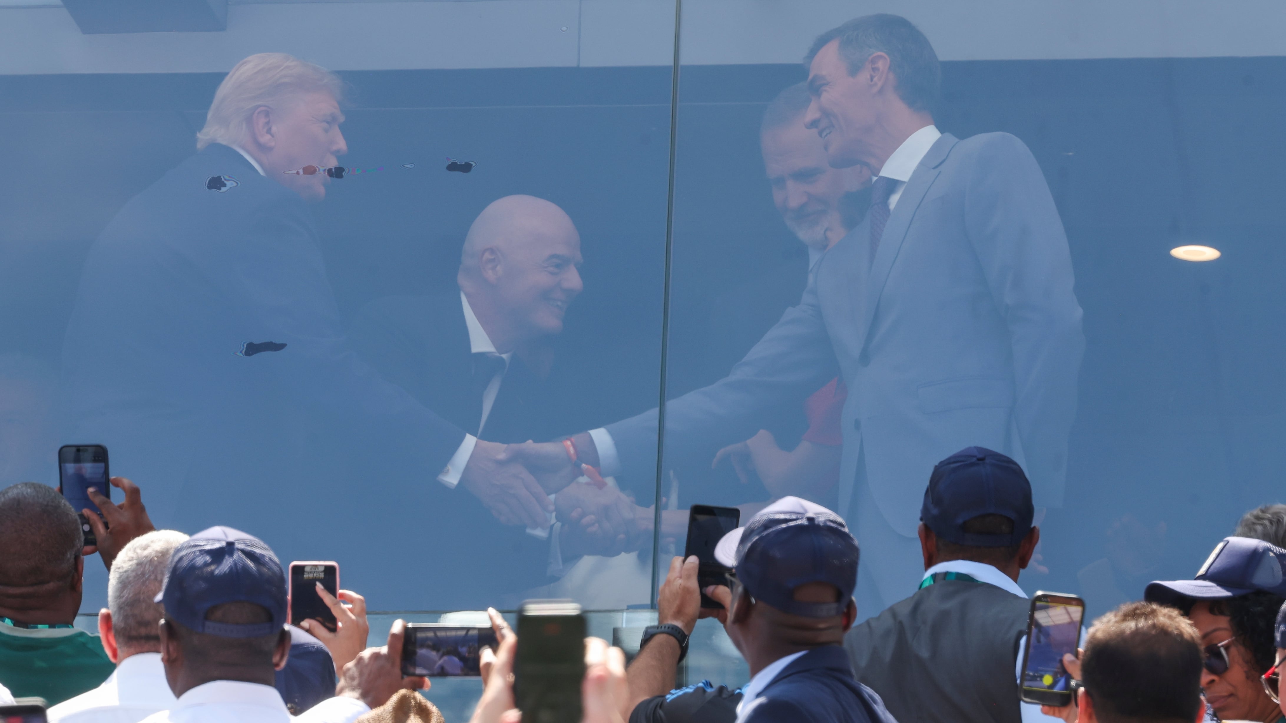 The VIP box of few words: Trump and Sánchez temporarily put aside differences during World Cup final