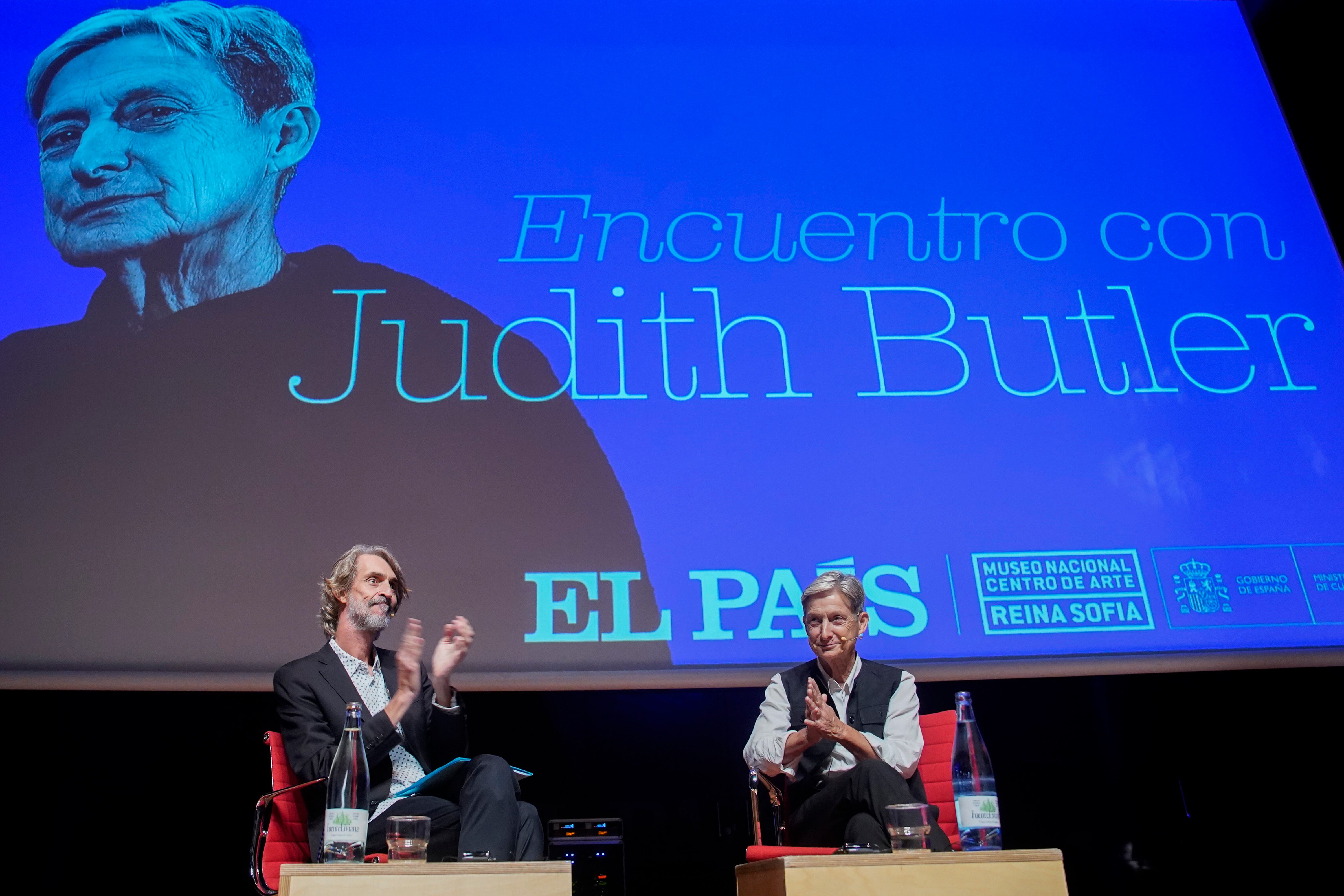 Judith Butler, con el periodista Joseba Elola durante la reunión.