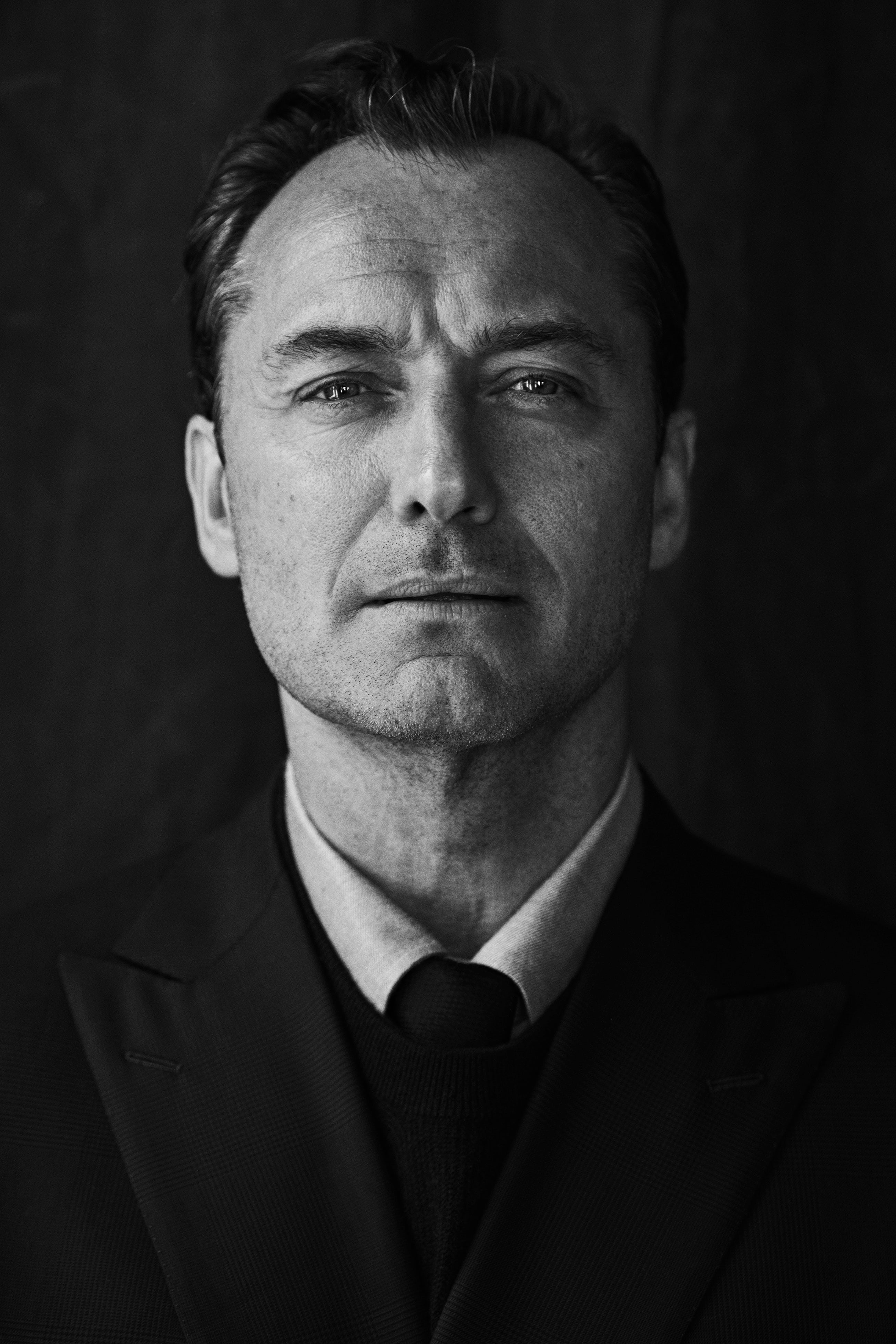 Jude Law poses for EL PAÍS, dressed in a Brioni suit. 

