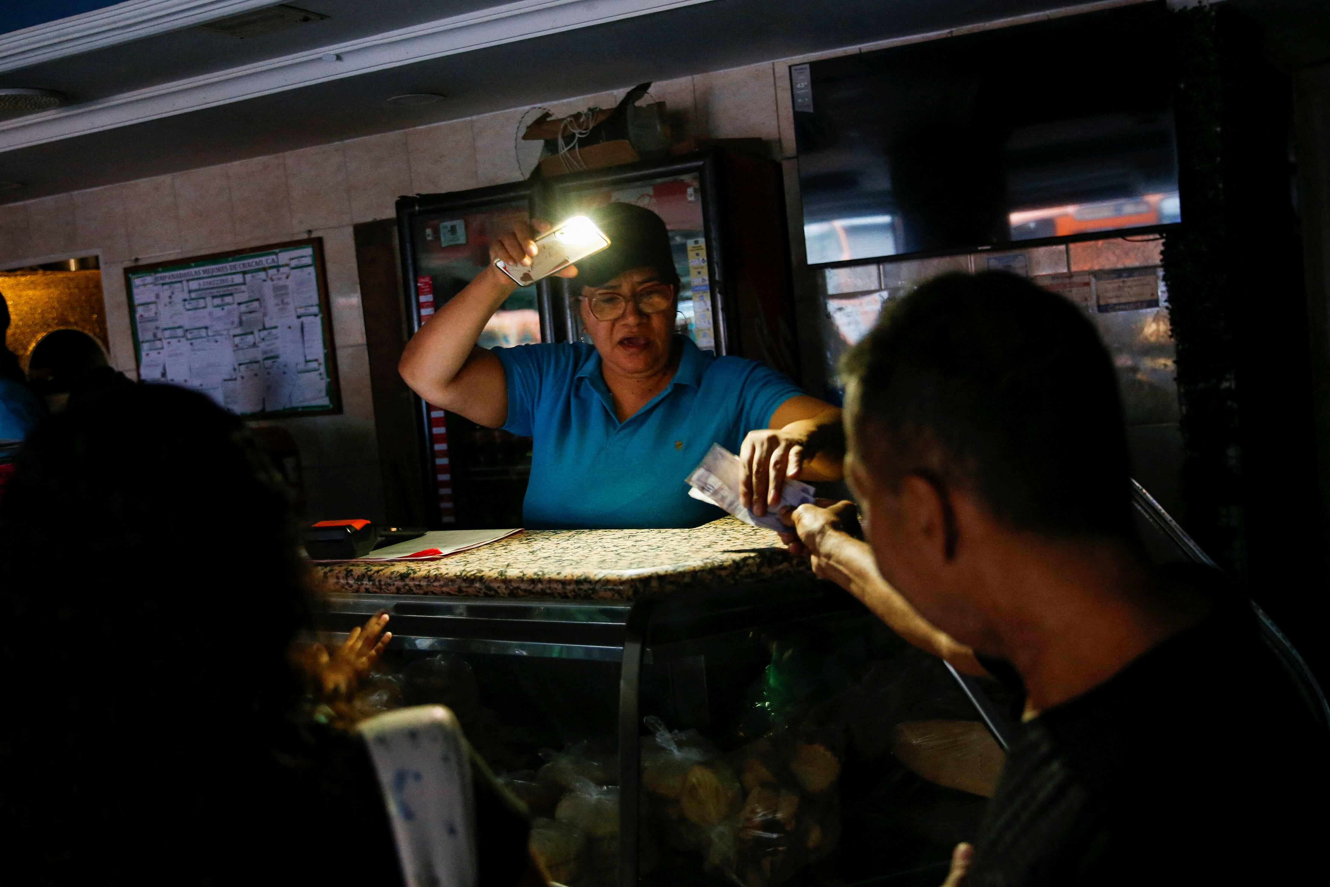 Venezuela activates an electricity saving plan to reverse blackouts