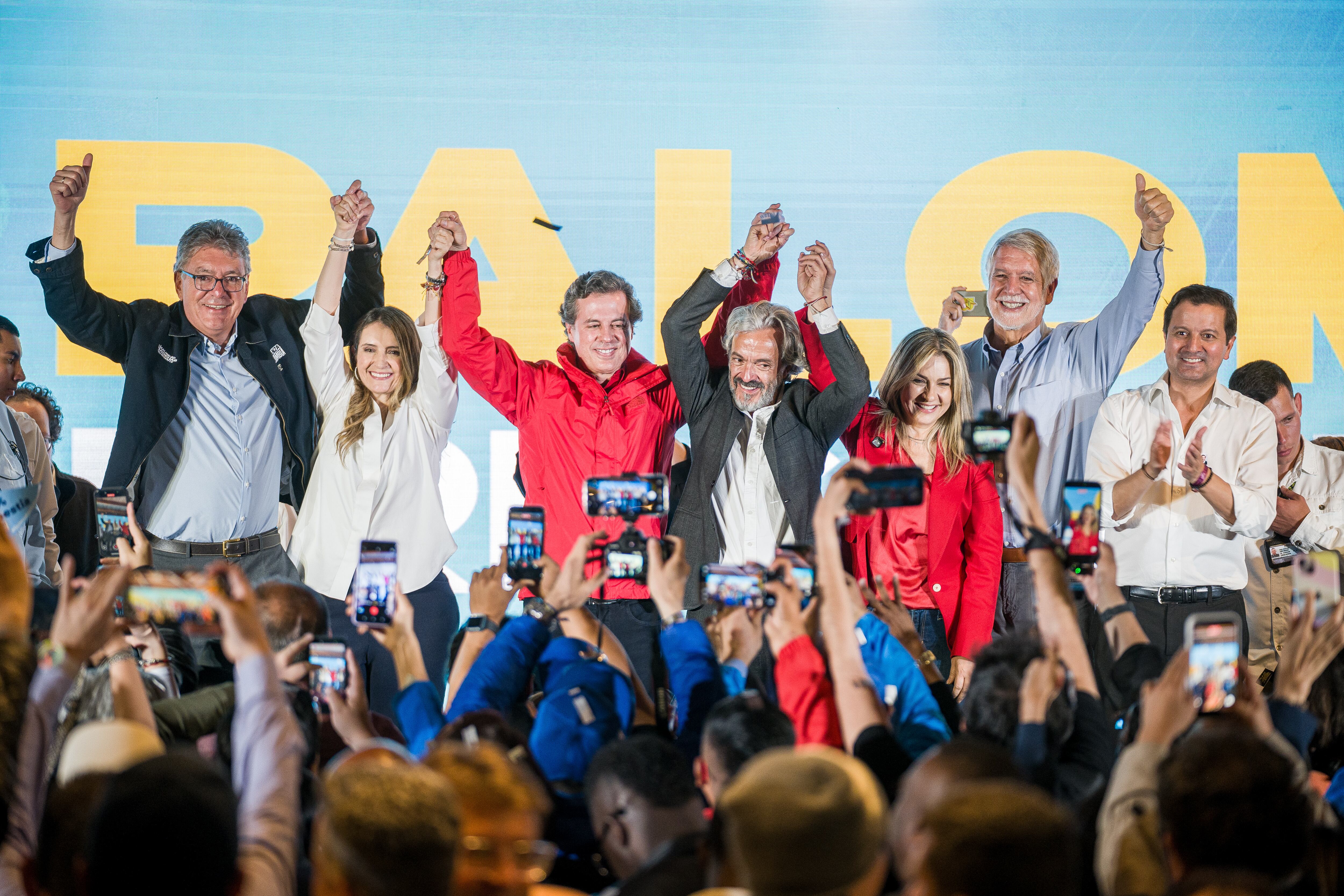 Paloma Valencia celebrates her victory in the primaries alongside other members of the Grand Consultation for Colombia last Sunday in Bogotá.