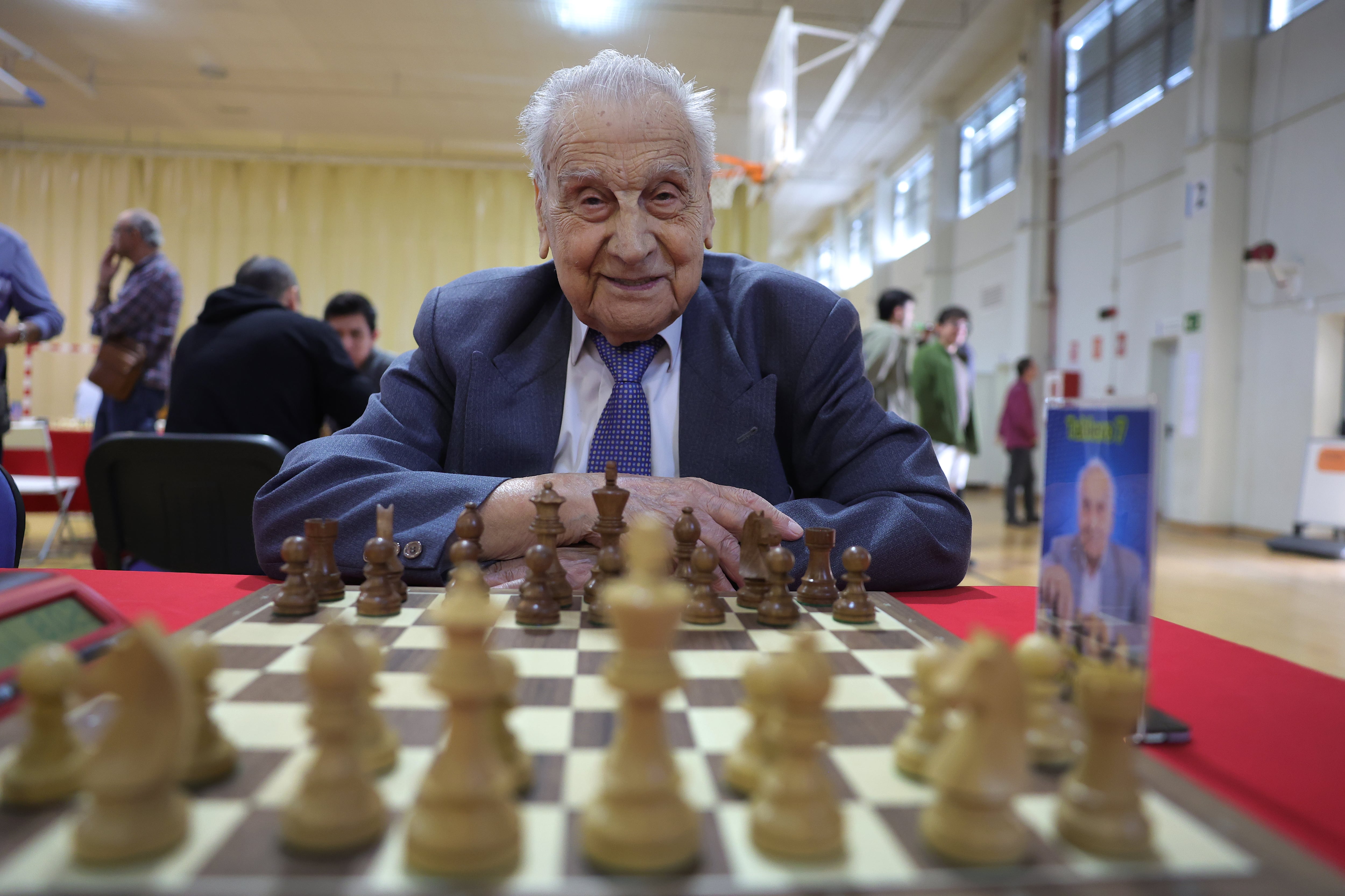 Manuel Álvarez Escudero, 105, the world’s oldest chess player.