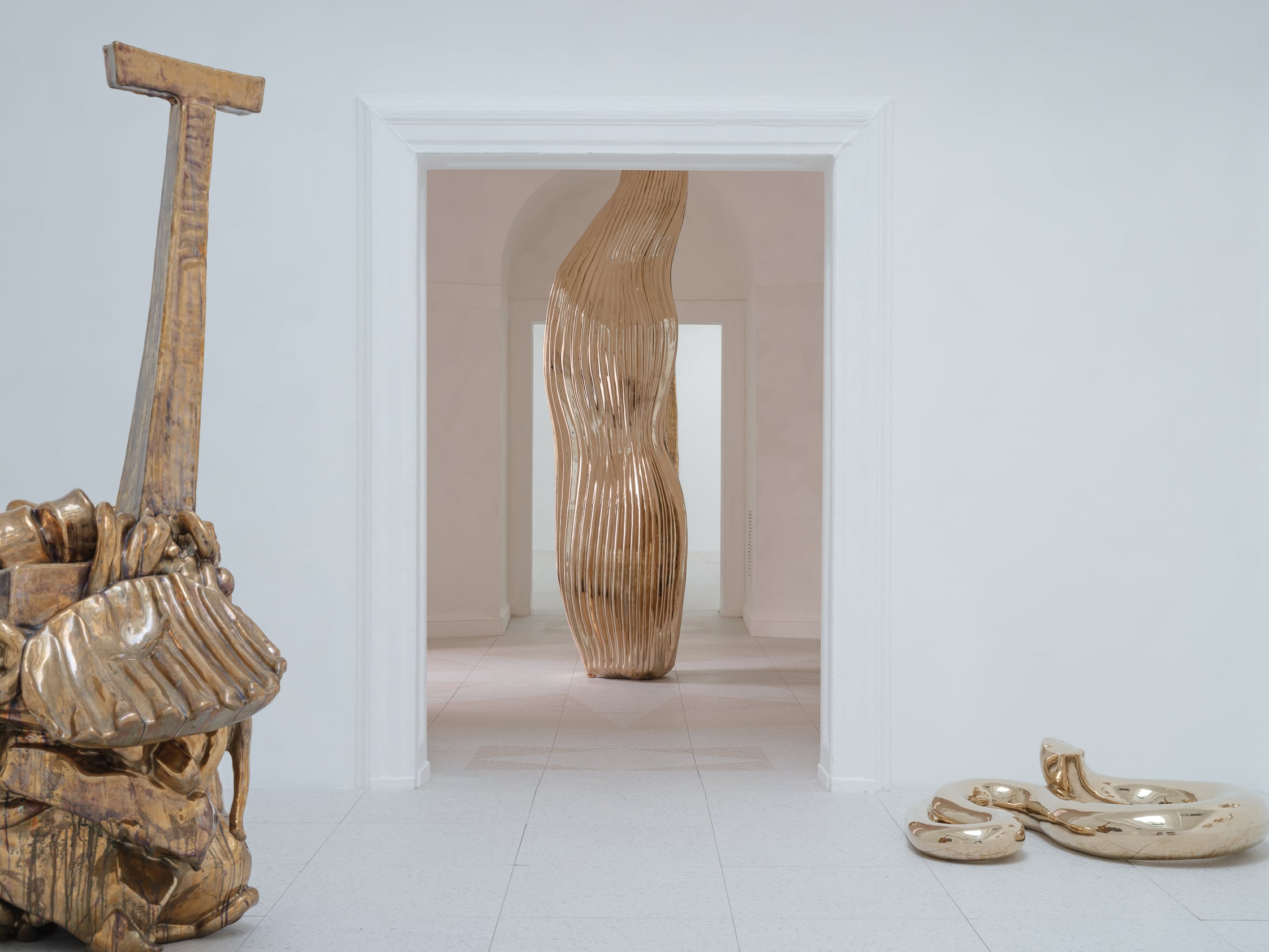 Tres obras de Alma Allen, en el interior del pabellón estadounidense en la Bienal de Venecia.