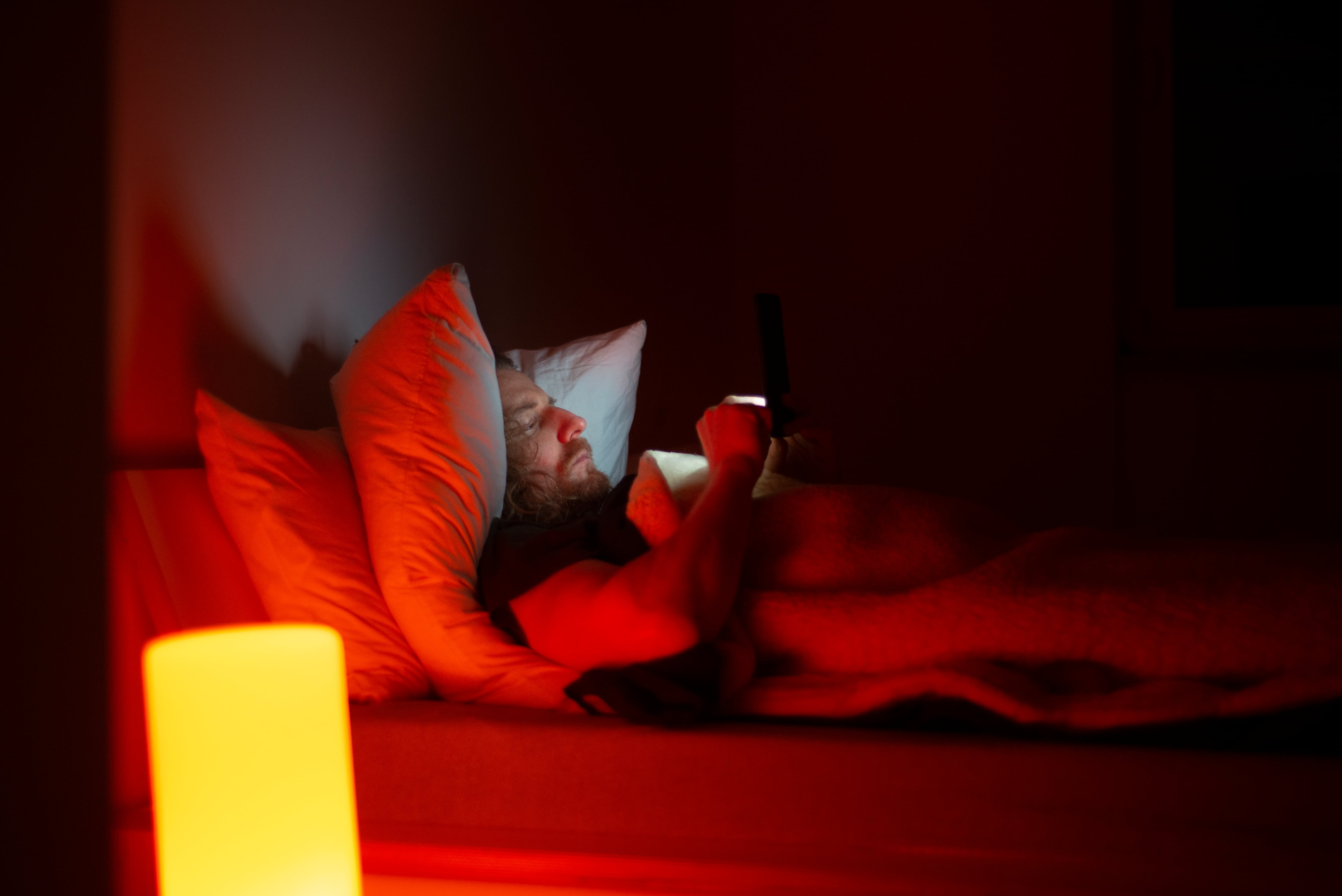 Red light for sleep: How effective is this remedy that promises a restful sleep?