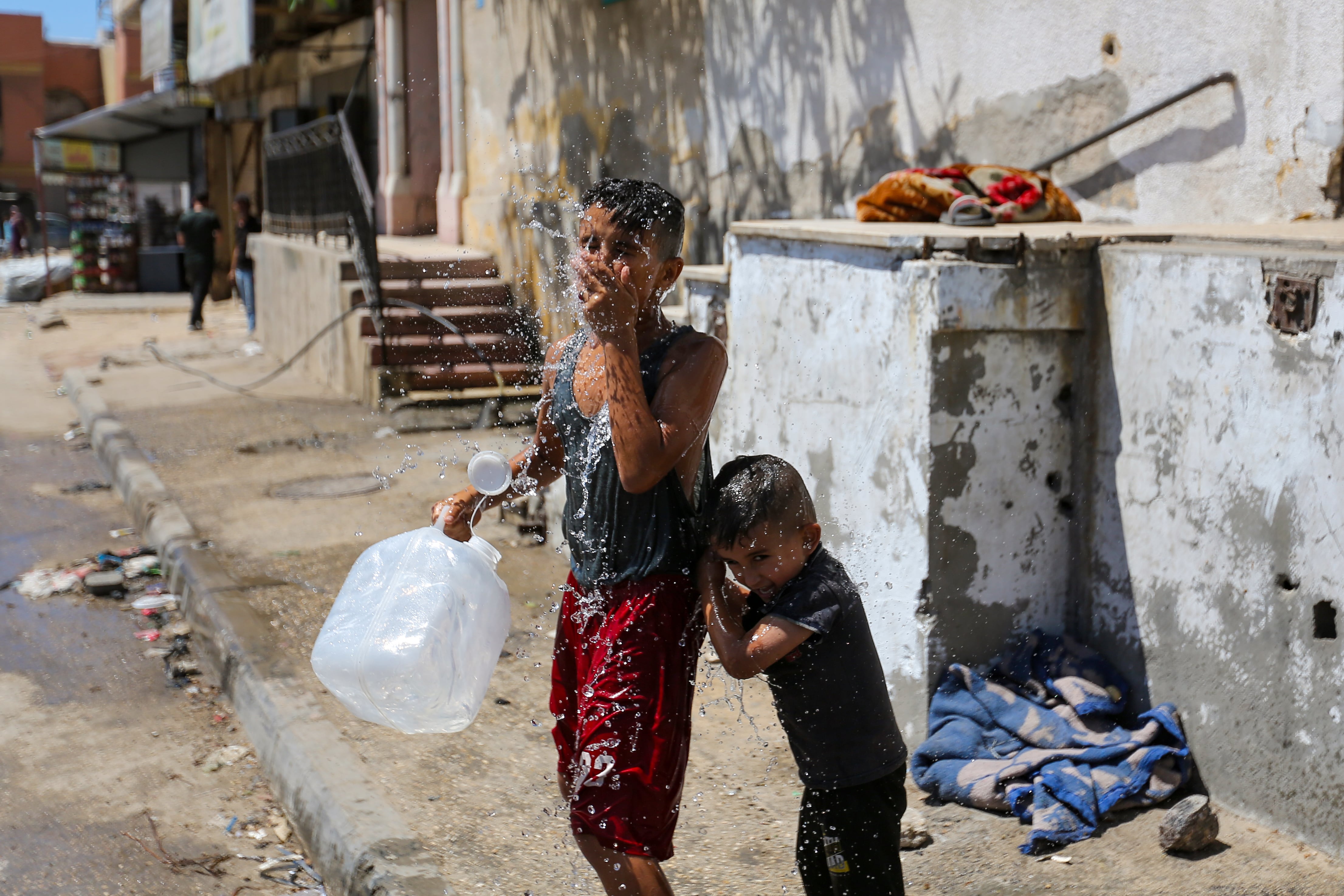 A heatwave in a miserable tent in Gaza: ‘I dream of a glass of cold water’