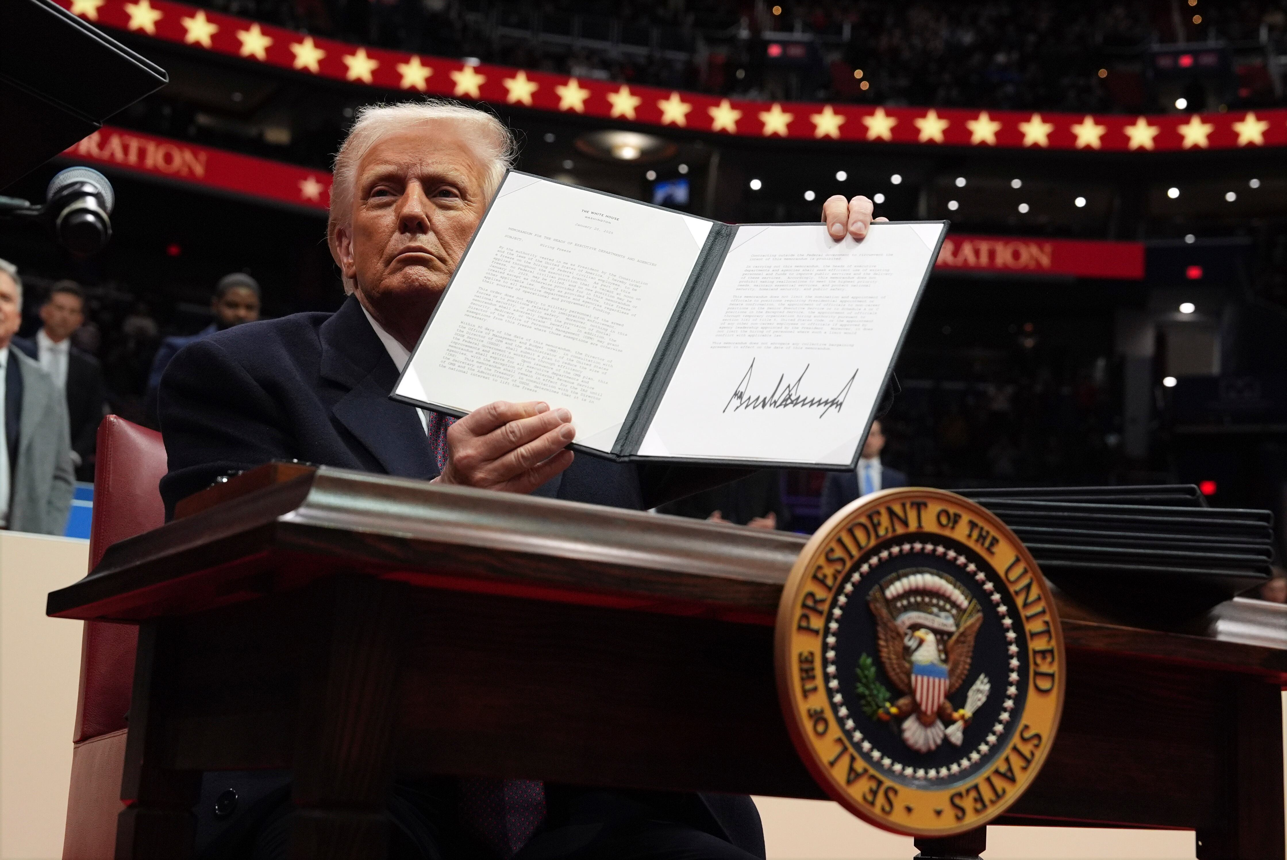 Trump sweeps away Biden era with an avalanche of decrees against immigration, the green agenda and diversity