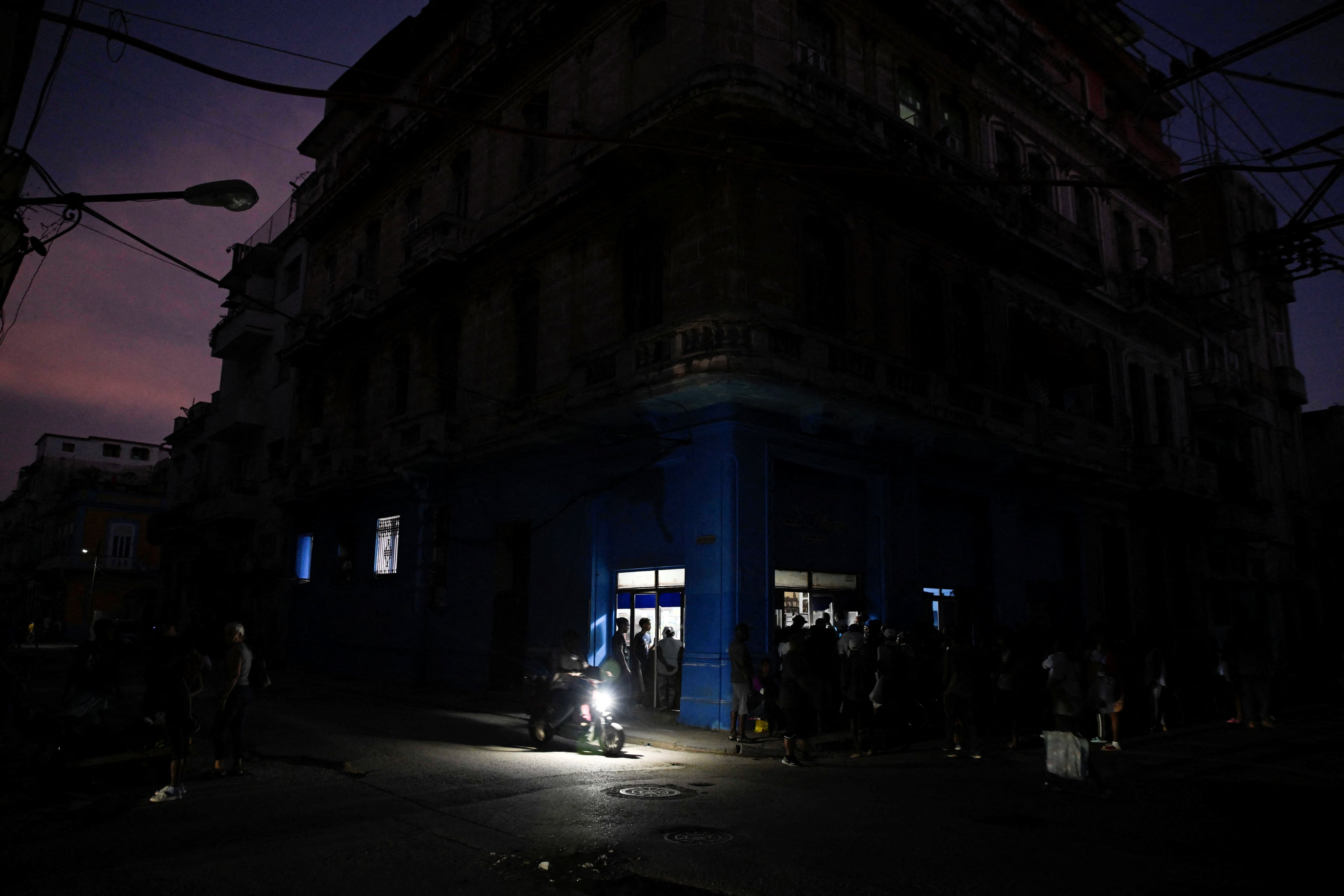 Cuba is left without power due to the complete collapse of its electrical grid