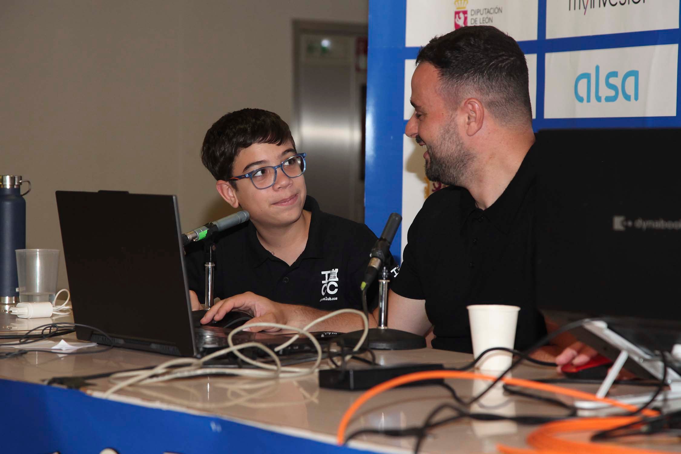Oro and Pepe Cuenca discuss one of the games from the second semi-final of the Magistral Ciudad de León tournament, held last July at the León Auditorium.