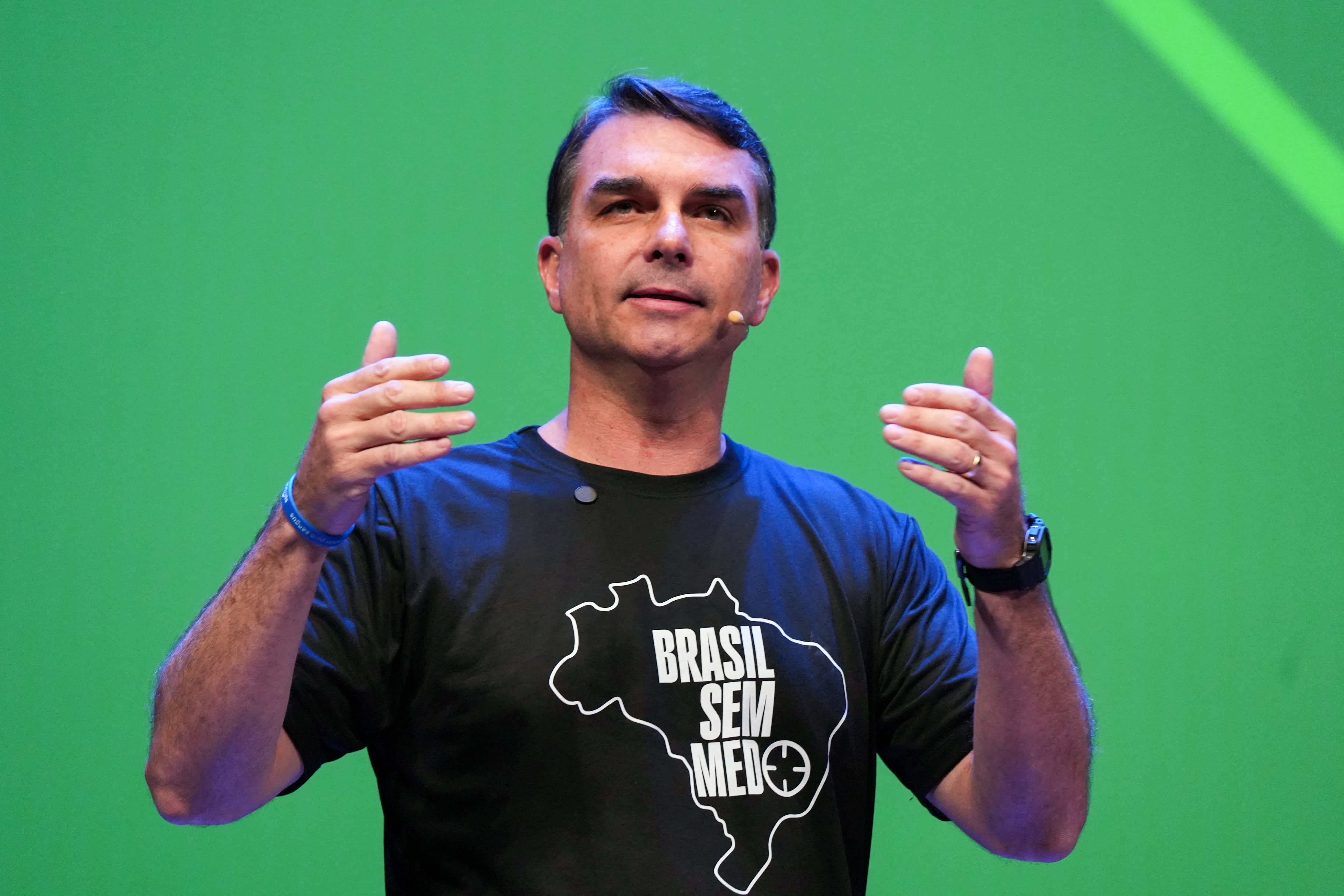 Flávio Bolsonaro proposes five Bukele‑style prisons, lowering the age of criminal responsibility and chemical castration in Brazil