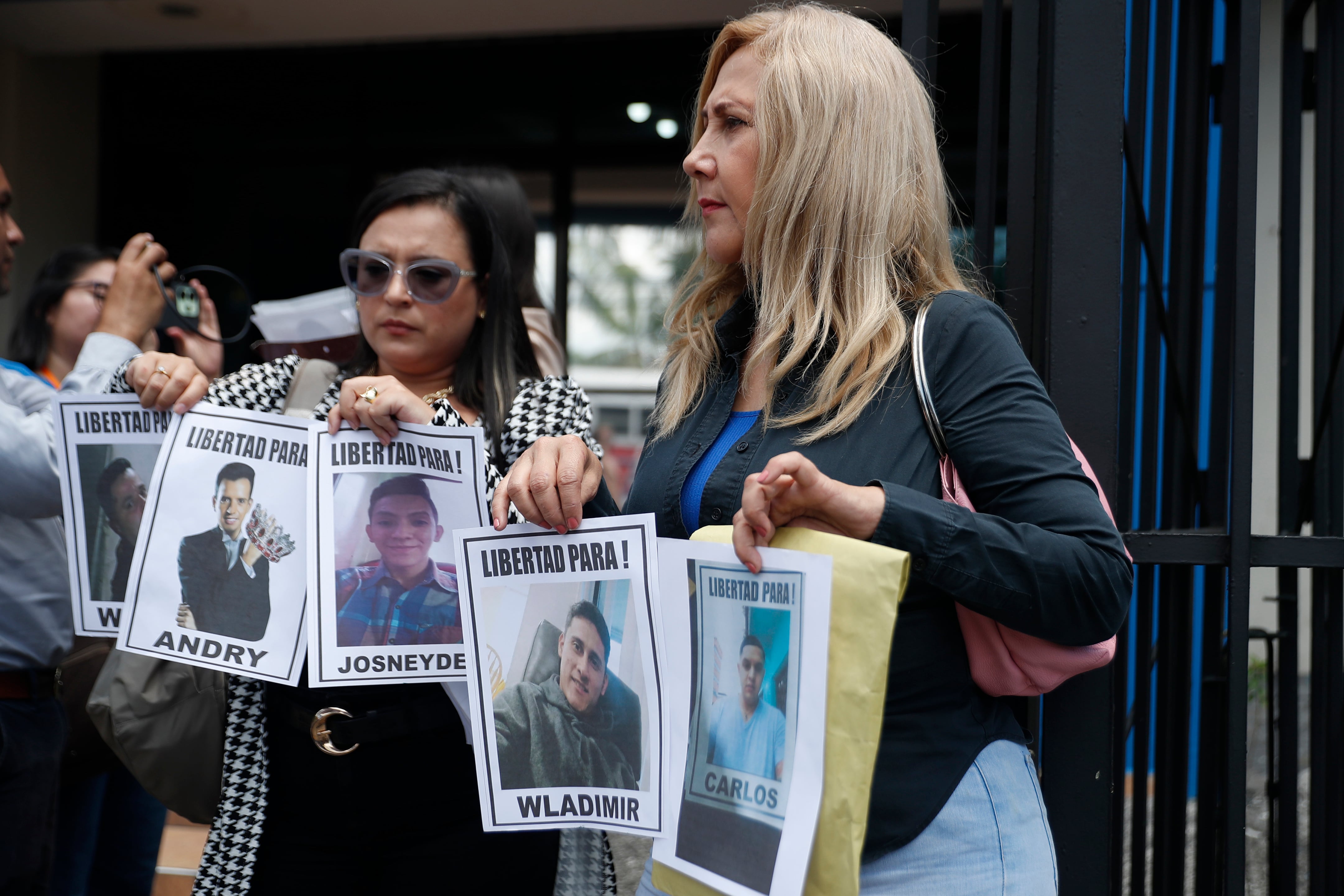 Relatives of deported Venezuelans arrive in El Salvador and demand ‘proof of life’ from Bukele