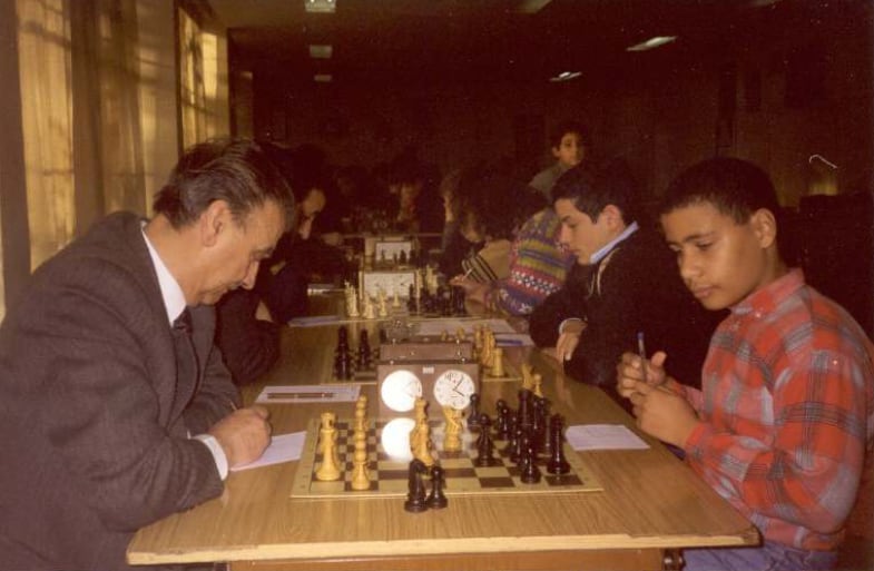 Manuel Álvarez Escudero, left, during a match in the Madrid chess league, in 1998. Photo provided by Luis Reyes included in his work on Álvarez Escudero’s career.