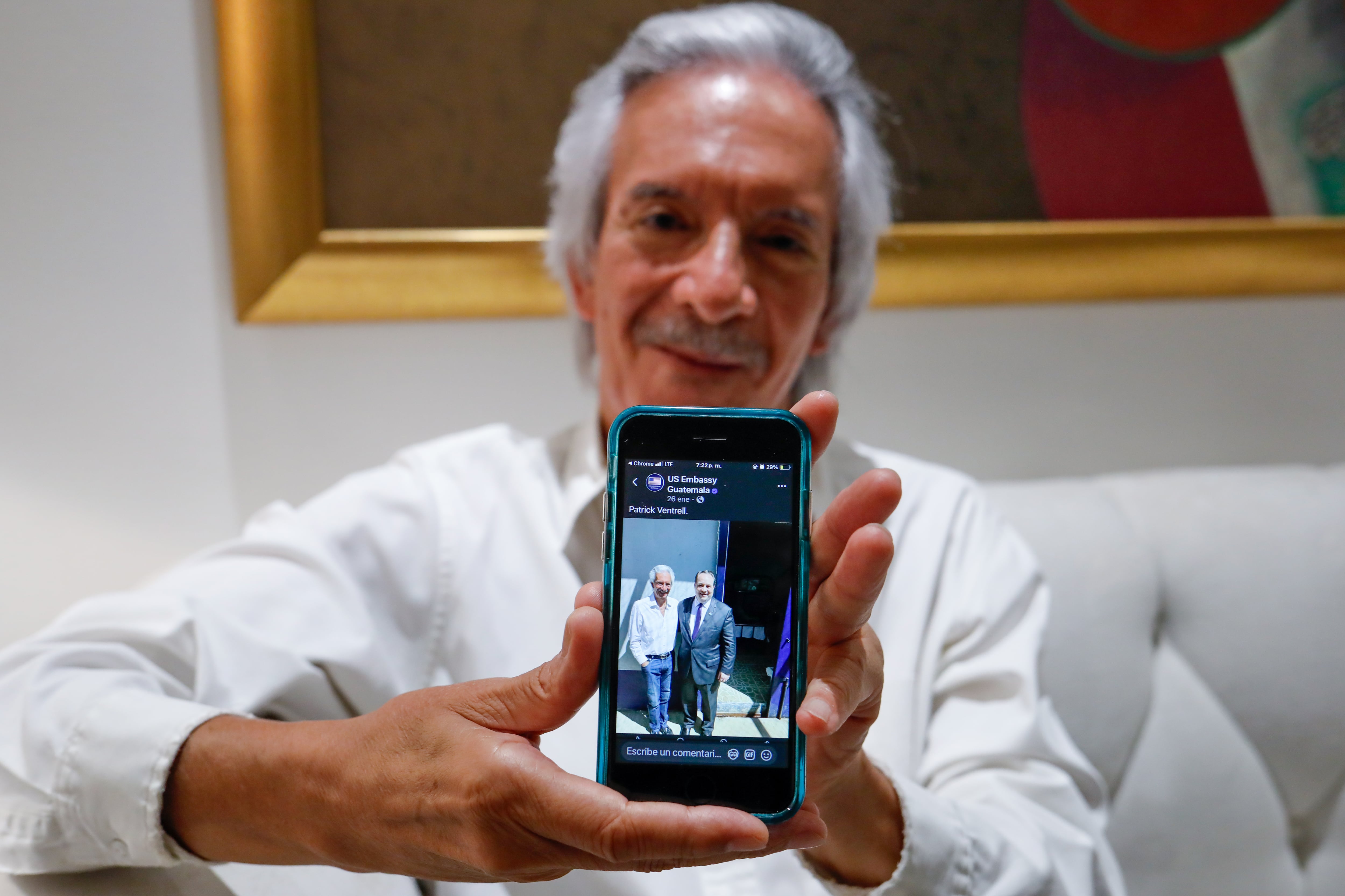 José Rubén Zamora shows a photo of himself with Patrick Ventrell – chargé d'affaires of the United States embassy in Guatemala – during the latter’s visit to the Mariscal Zavala prison.