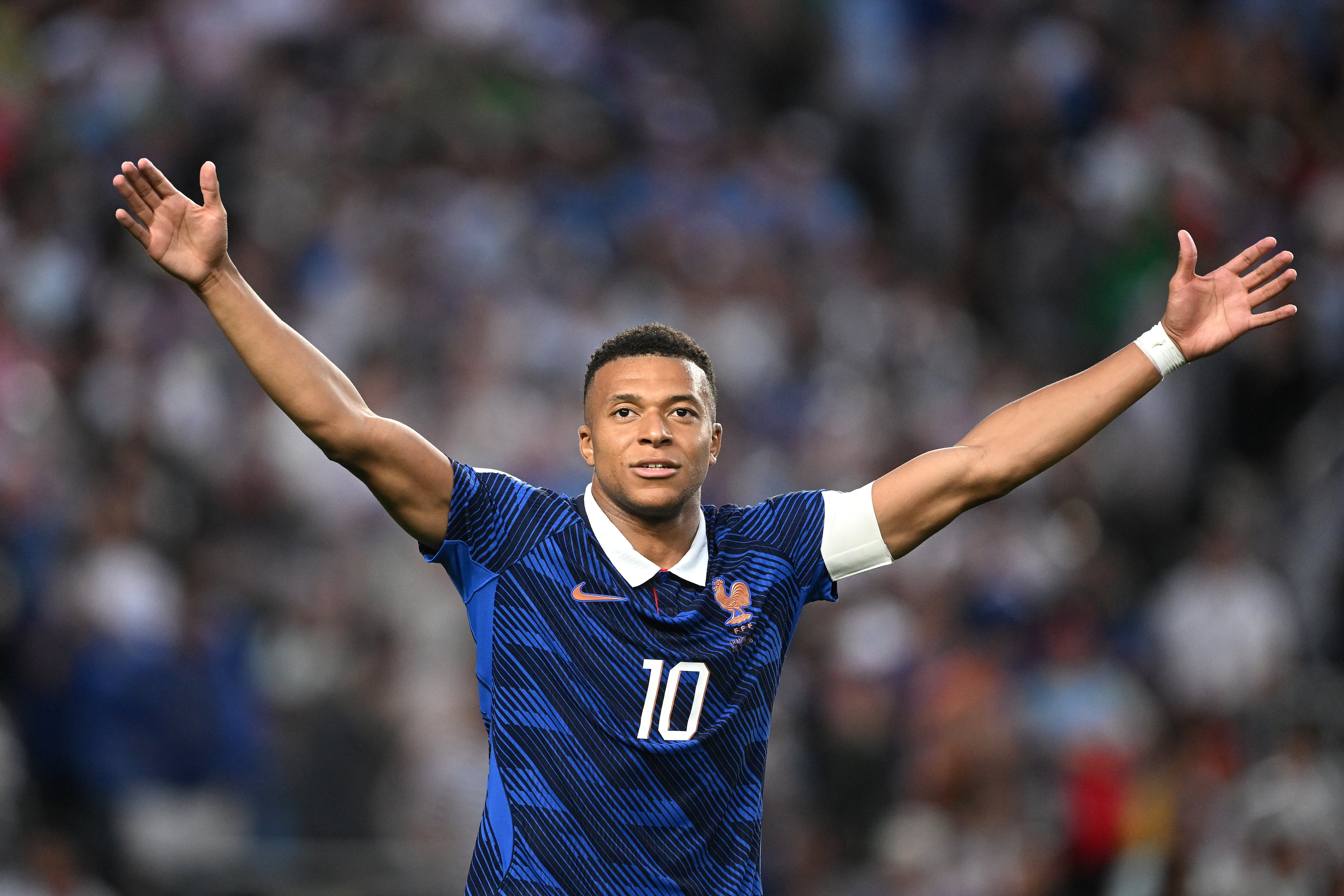 France shines with a Mbappé brace in a rain‑soaked match
