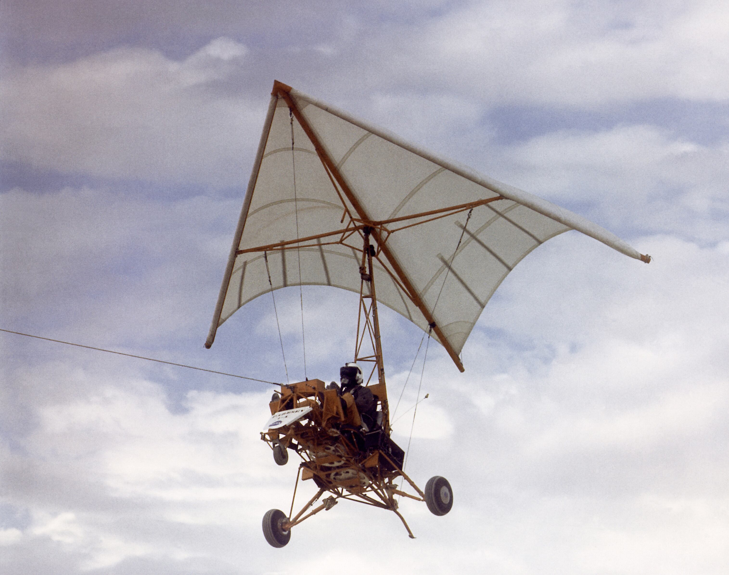 The flexible wing was created in 1948 by NASA engineer Francis Rogallo to recover space capsules, but it was discarded in favor of parachutes.