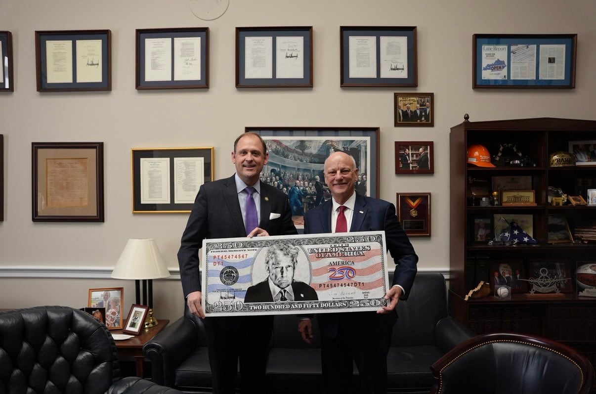 A new initiative to glorify Trump: $250 bills bearing his face