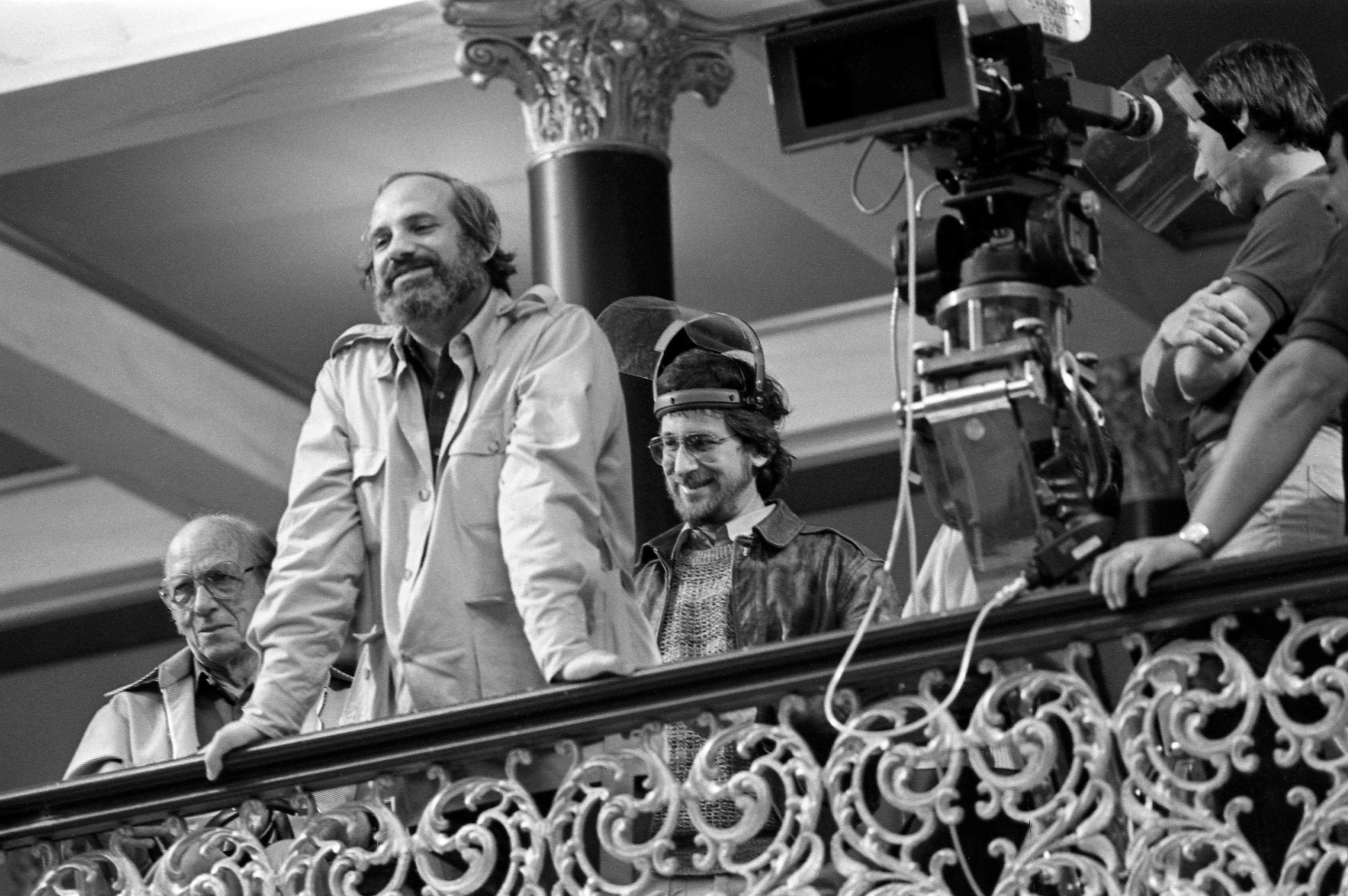 Brian De Palma and Steven Spielberg during the filming of ‘Scarface’ (1983). 