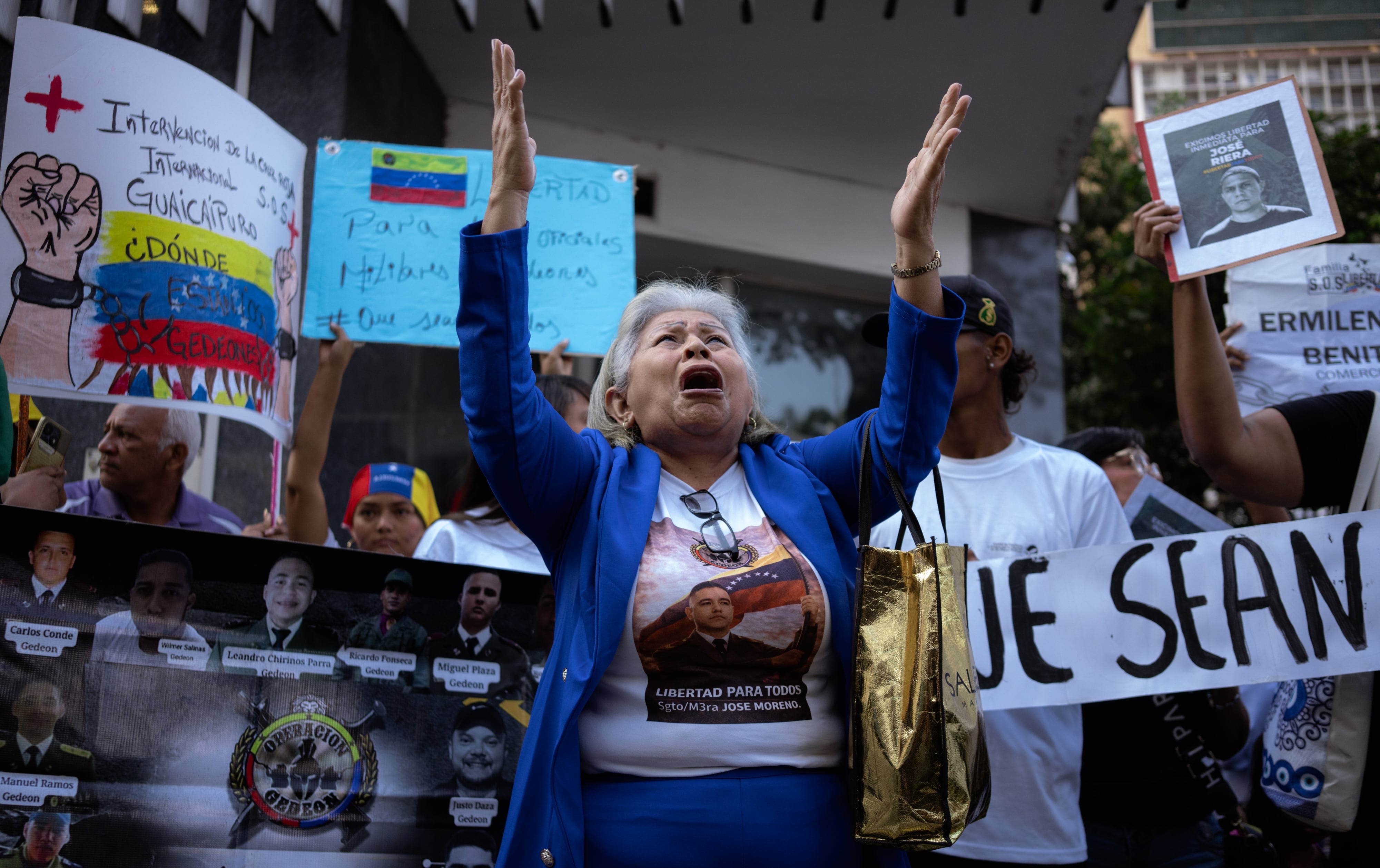 Nancy Peñaloza, the mother of political prisoner José Moreno, protests in front of the Legislative Palace last February.