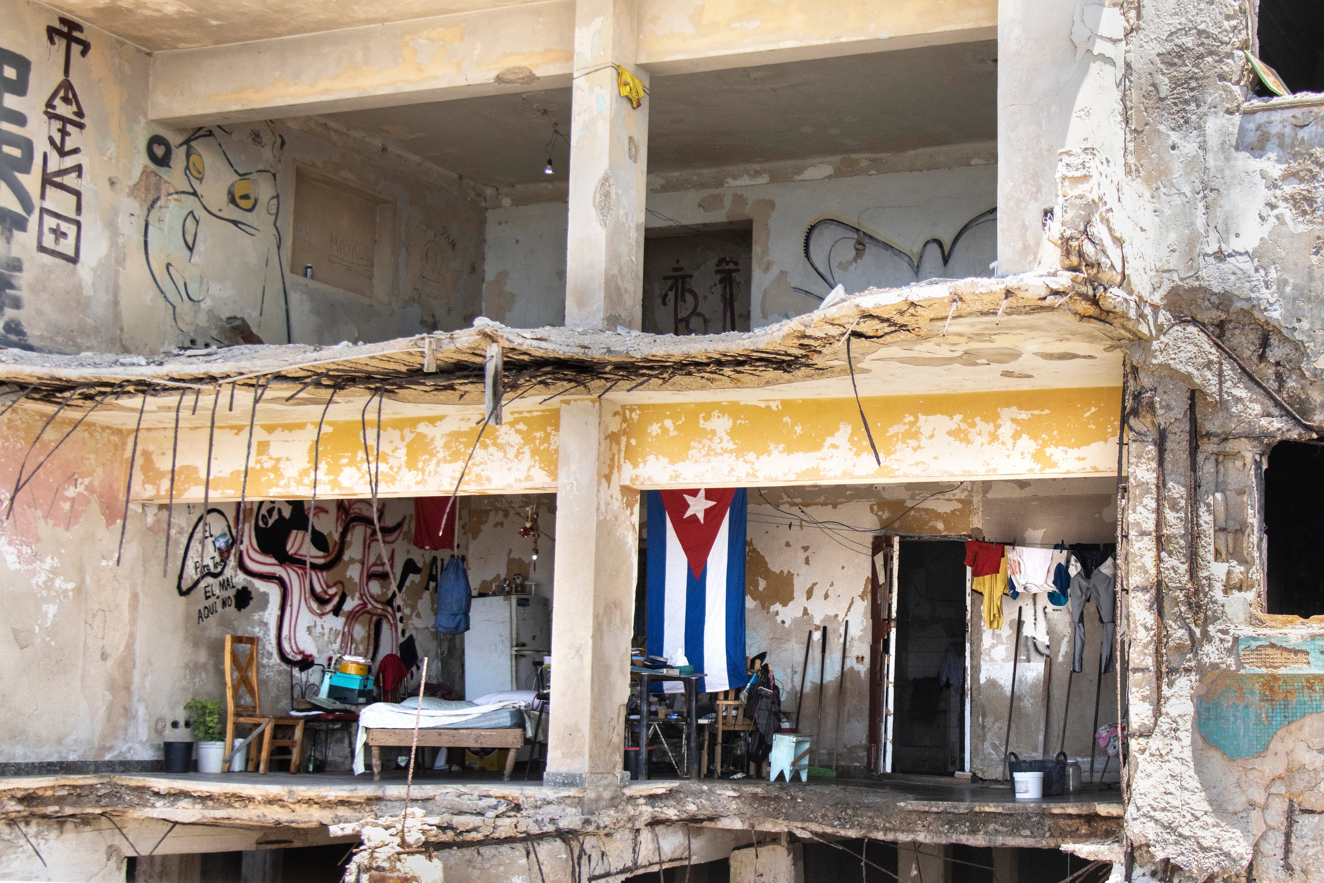 Ruined building occupied by families in Miramar (Havana), on July 24.