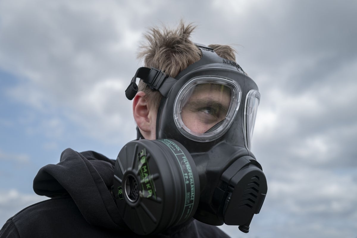 Tomasz Kuczynski, 16, with a gas mask during the civilian training. 