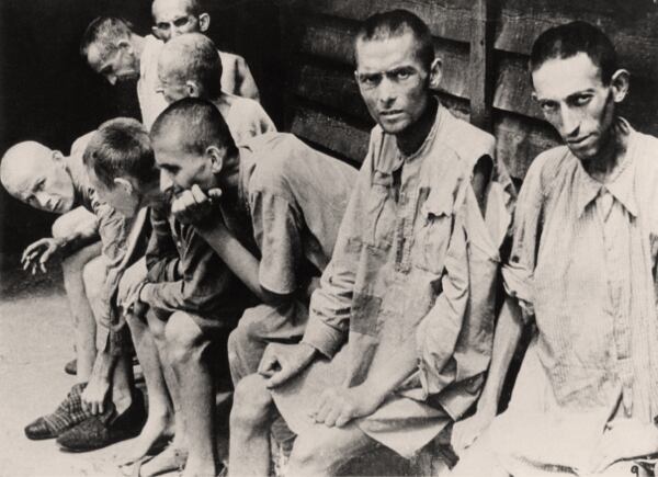 Prisoners of the Neuengamme concentration camp in 1945. 