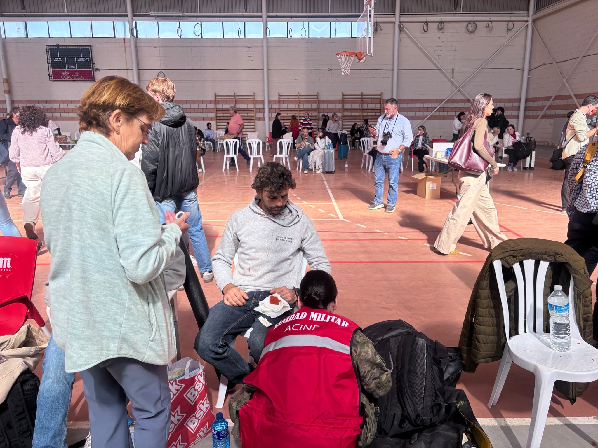 Passengers from the trains involved in the collision receiving assistance in Urda this Wednesday.
