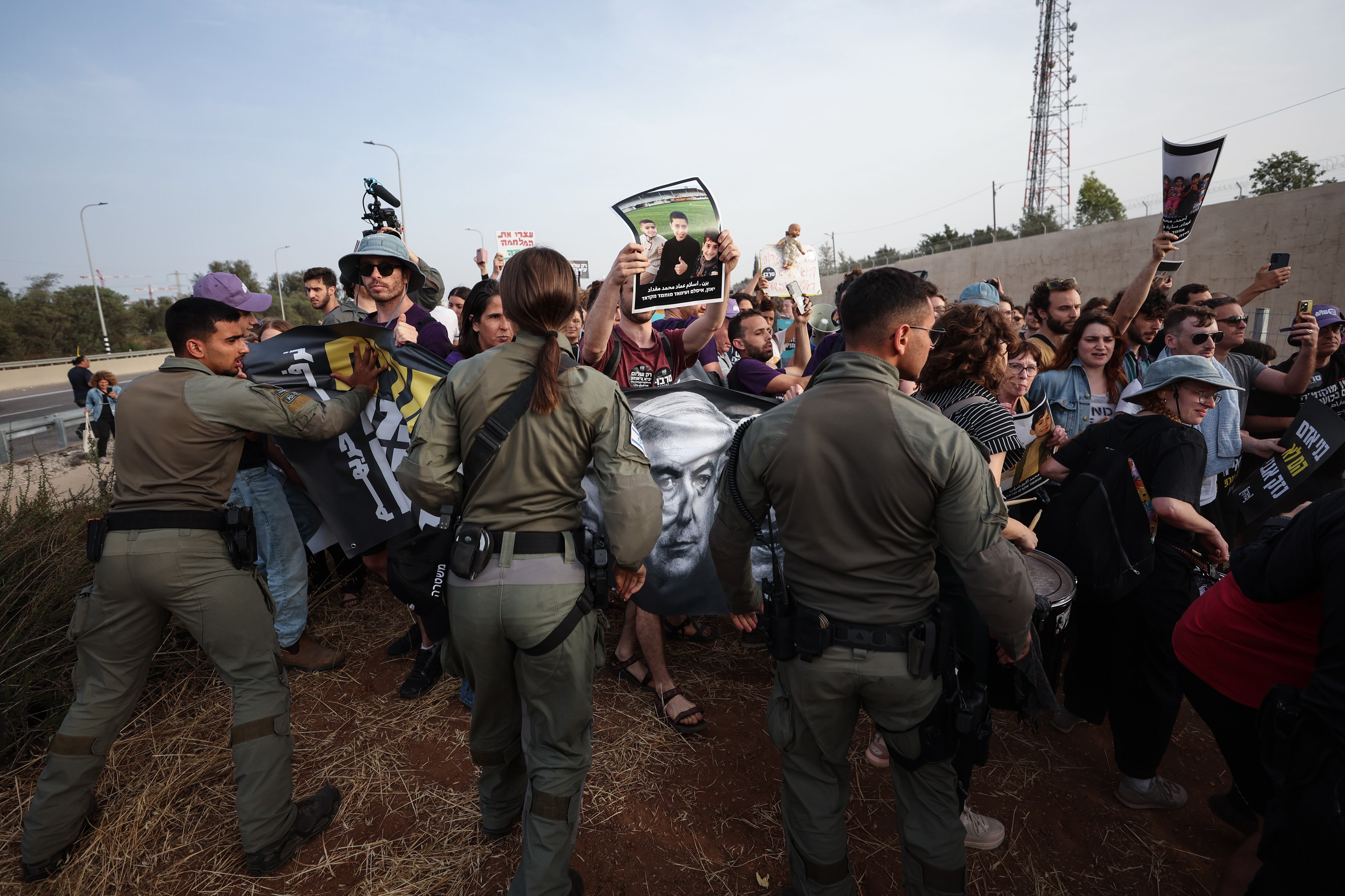 Protesters at the Sderot protest on the 18th held photos of children killed in Israeli attacks on Gaza.
