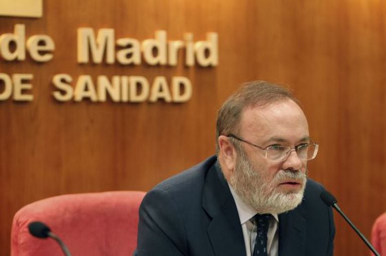 The director of Madrid’s La Paz and Carlos III hospitals, Rafael Pérez-Santamarina, speaks to the press on Tuesday.
