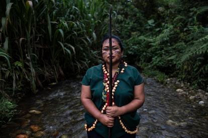 Alexandra Narváez, from the Cofán community of Sinangoe, is part of the indigenous guard formed in 2017 in response to the concession of Cofán territory for mining activities without the community’s permission. Click on the image to see the full photo gallery (Spanish captions). 