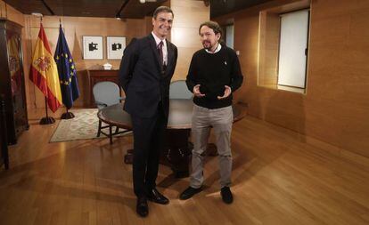 Acting Prime Minister Pedro Sánchez in a meeting with Unidas Podemos leader Pablo Iglesias.