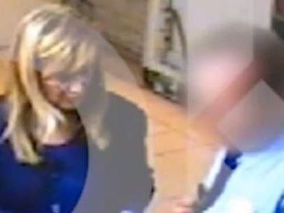 Images from 2011 appear to show the embattled Popular Party politician emptying her bag in front of a security guard in a back room of a supermarket