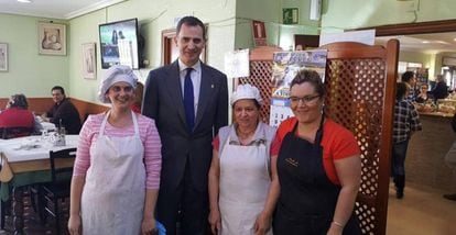 King Felipe VI on Monday with workers at Puerta de Extremadura restaurant.