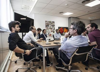 Gerard Piqué regularly attends meetings at his company. As the Davis Cup gets closer, the action builds.