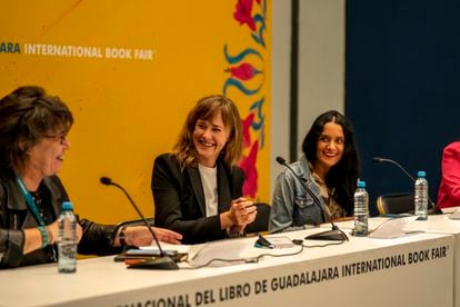 Marion Reimers (center) speaking during an EL PAÍS forum at the Guadalajara International Book Fair. 