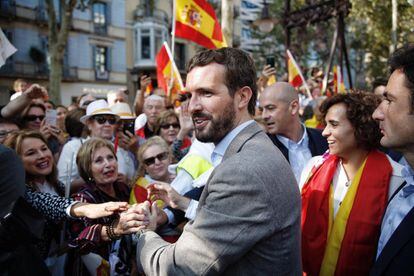 The leader of the Popular Party (PP), Pablo Casado (c) said at the march: “It’s very special for me to be back on the streets of Barcelona. You have to tell the Catalans that they are not alone. Catalonia has enjoyed magnificent self-government. Their coexistence must be guaranteed. We have to recover common sense, something that has broken down in Catalan society.” In the image, Casado greets protesters.