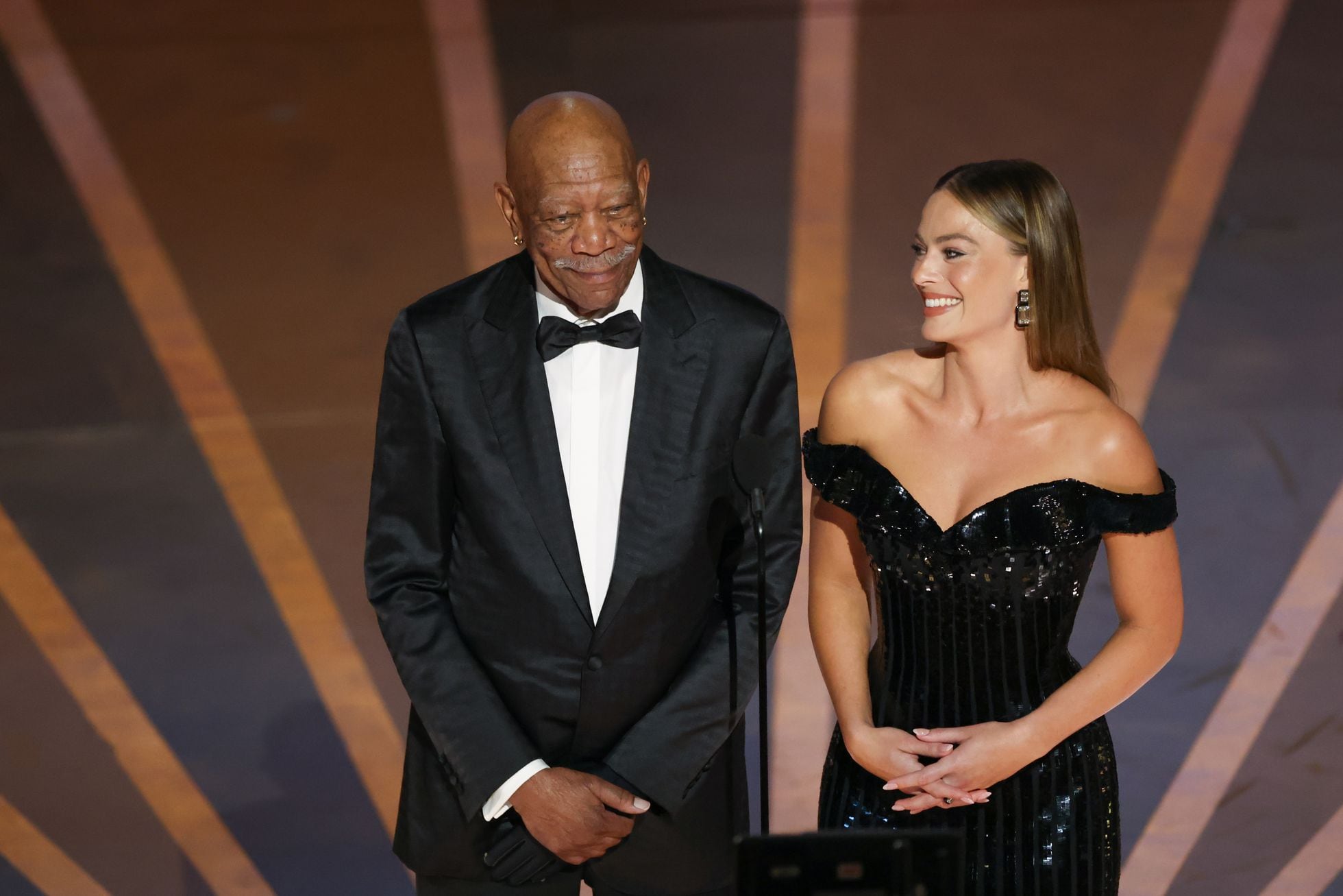 Morgan Freeman and Margot Robbie at the Oscars in 2023. MYUNG J. CHUN (LOS ANGELES TIMES VIA GETTY IMAG)