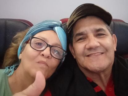Lino y Yudith, una pareja de adultos cubanos migrantes