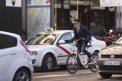 A cyclist on a BiciMad public bike.