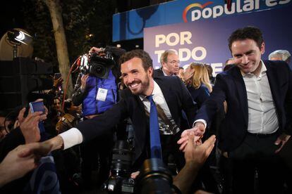 Popular Party (PP) leader Pablo Casado (c), and Teodoro García, PP general secretary, greet their supporters outside the party’s headquarters in Génova street, Madrid.