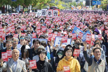 Demonstration on May 1 in Seoul against the government's proposal to lift the cap on weekly working hours.