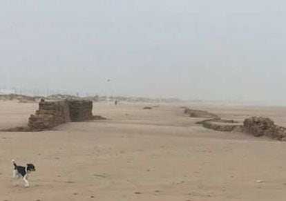 Ruins uncovered by the storm on Cortadura beach (Cadíz).